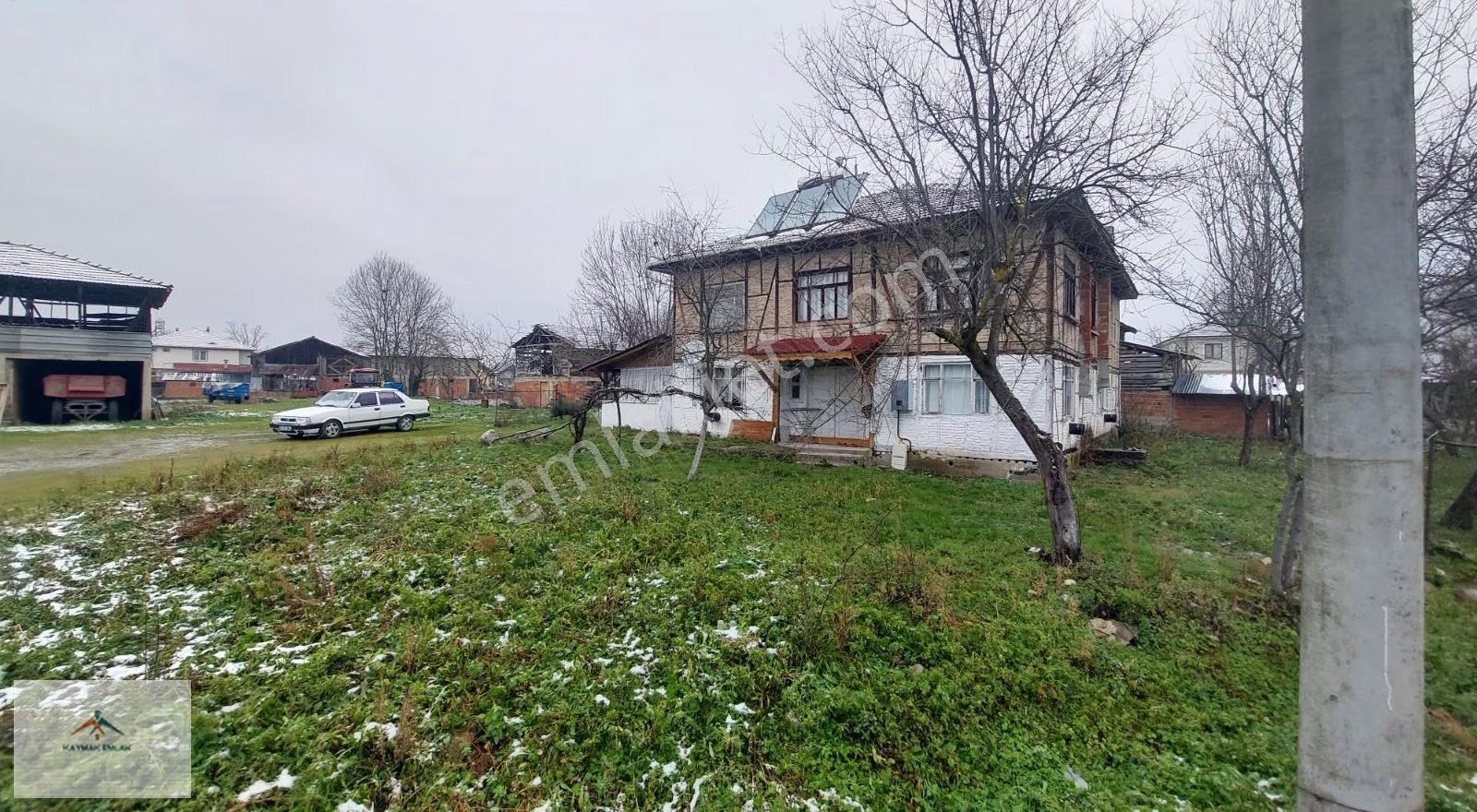 Köy Merkezinde Müstakil Satılık Ev Ve Arsası Doğal Gaz Var