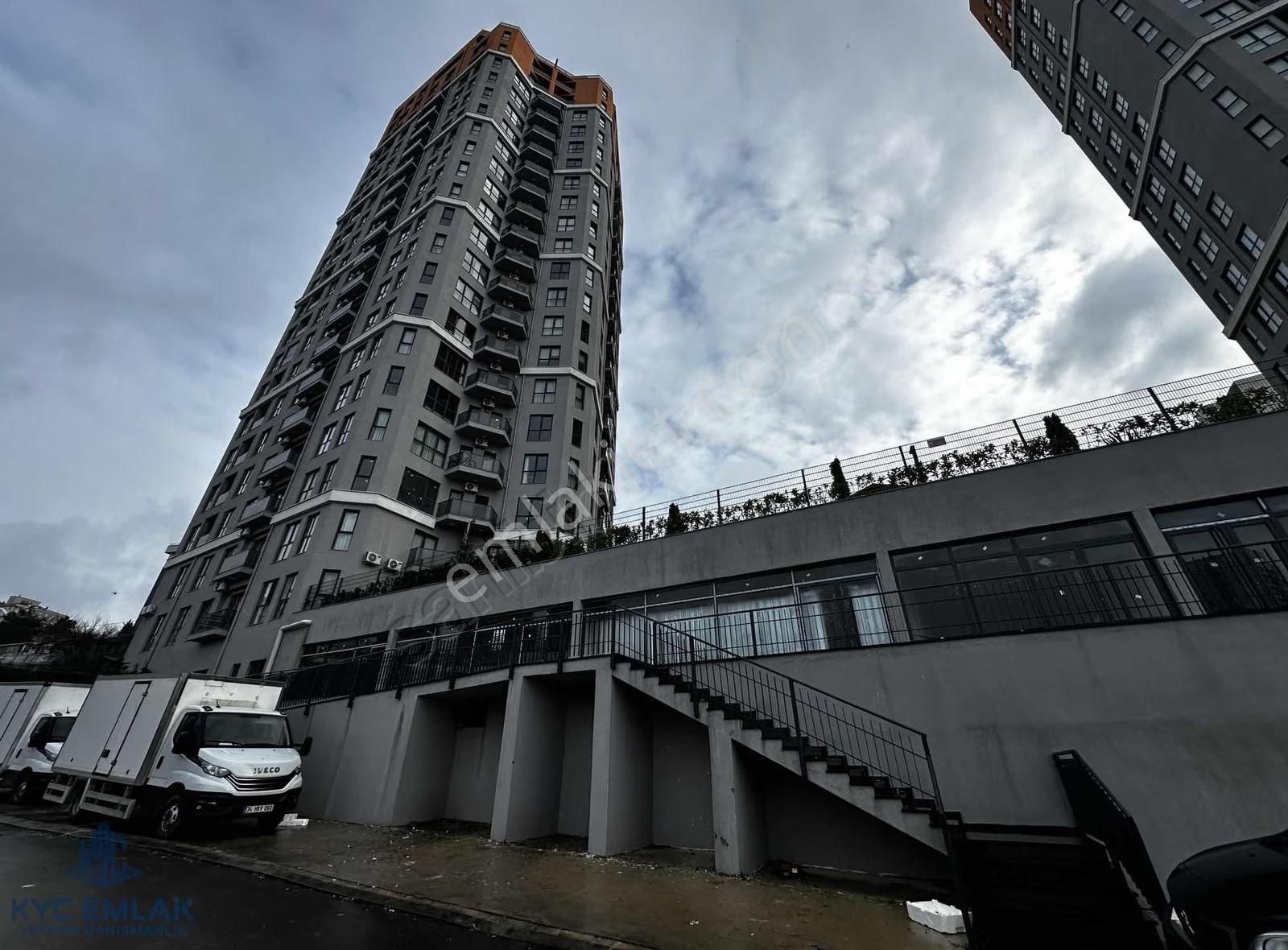 Kyc'den Kartal Hürriyet Mah.'de Site Altı Geniş Kiralık Dükkan