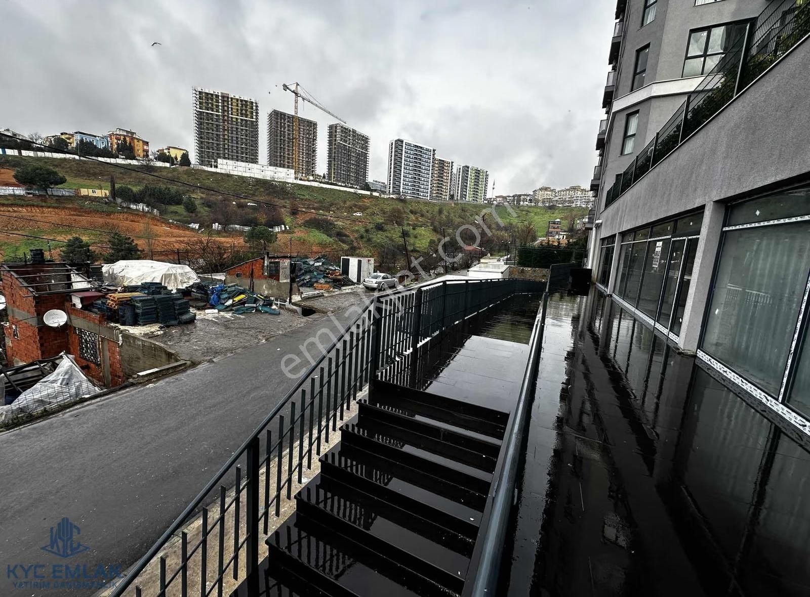 Kyc'den Kartal Hürriyet Mah.'de Site Altı Geniş Kiralık Dükkan - Görsel 2