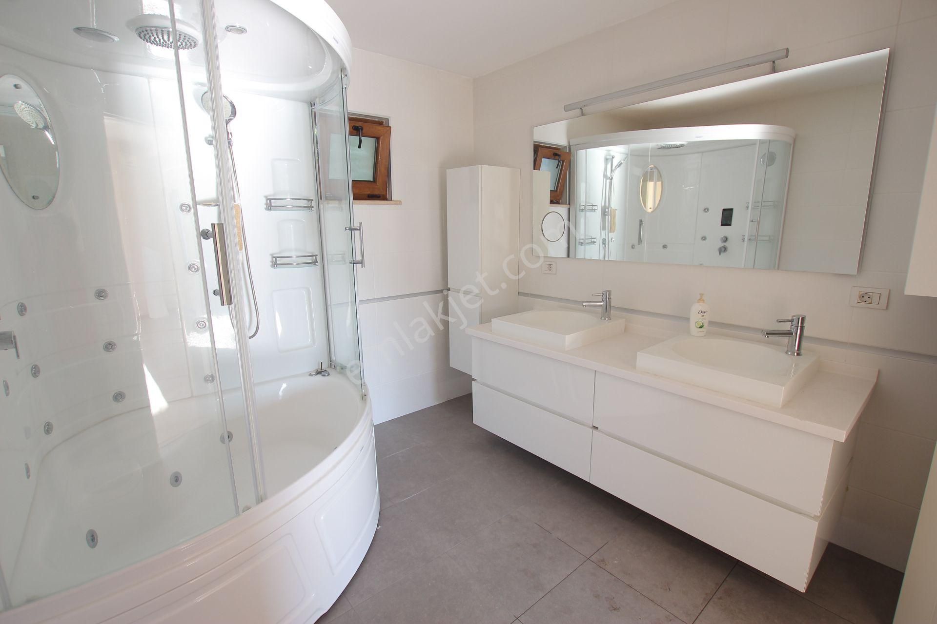 Acarkent'de İzole Ve Büyük Bahçeli, Yeni Dekorasyonlu Cazip Müstakil Villa - Görsel 3