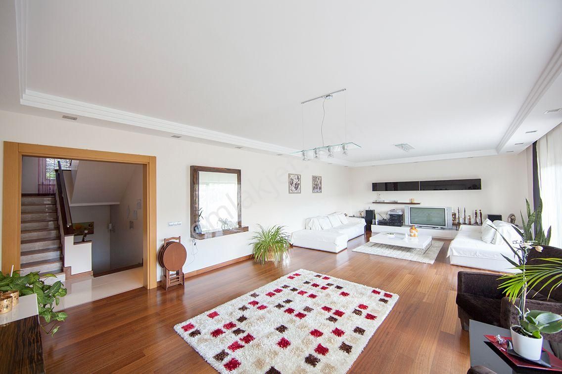 Acarkent'de İzole Ve Büyük Bahçeli, Yeni Dekorasyonlu Cazip Müstakil Villa