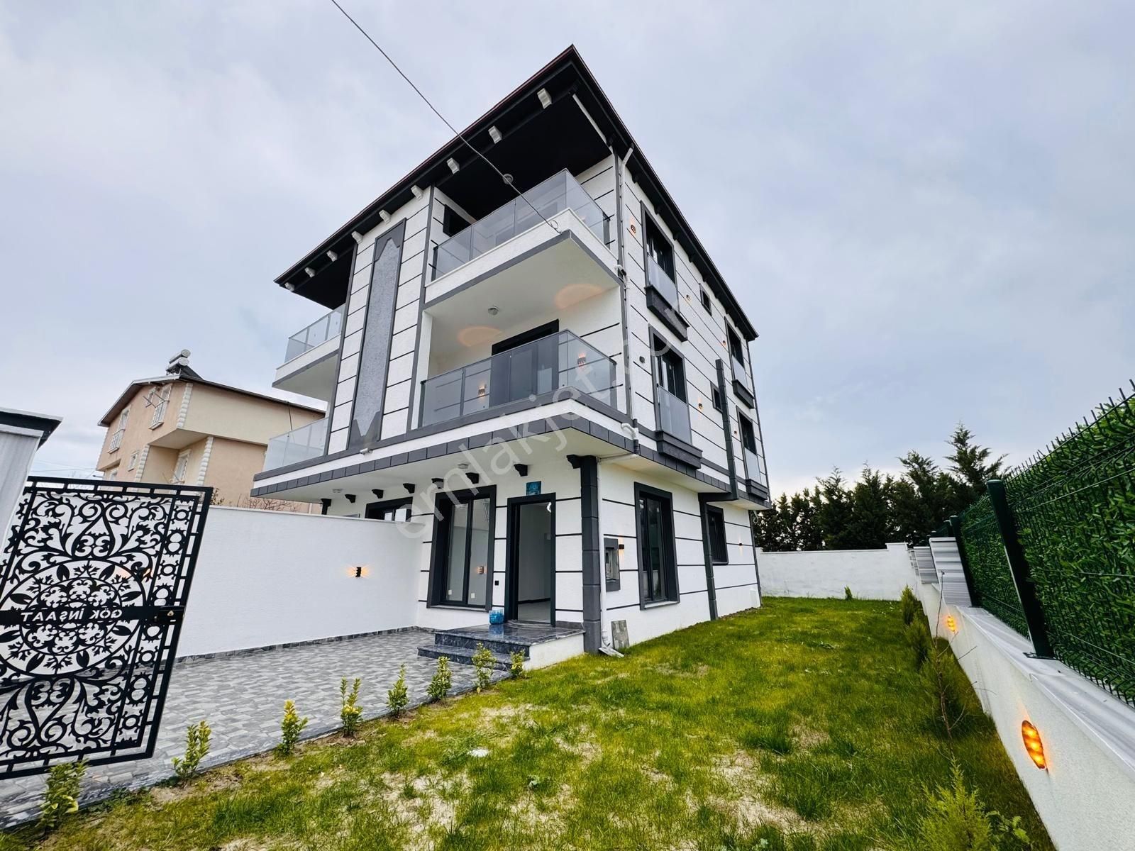 Kartallar'dan Merkezde Geniş Ve Ferah Odalı 4+1 Bahçeli Yazlık.