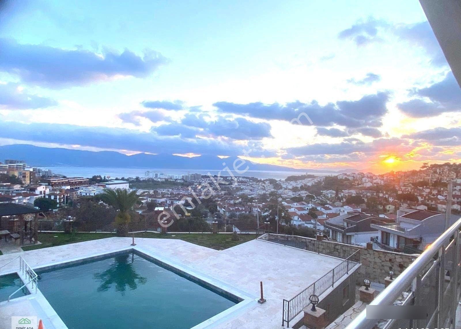 Kuşadası’nın Kalbinde Kadınlar Denizi Mahallesi’nde, Tam Panoramik Deniz Manzaralı 1+1 Satılık Daire