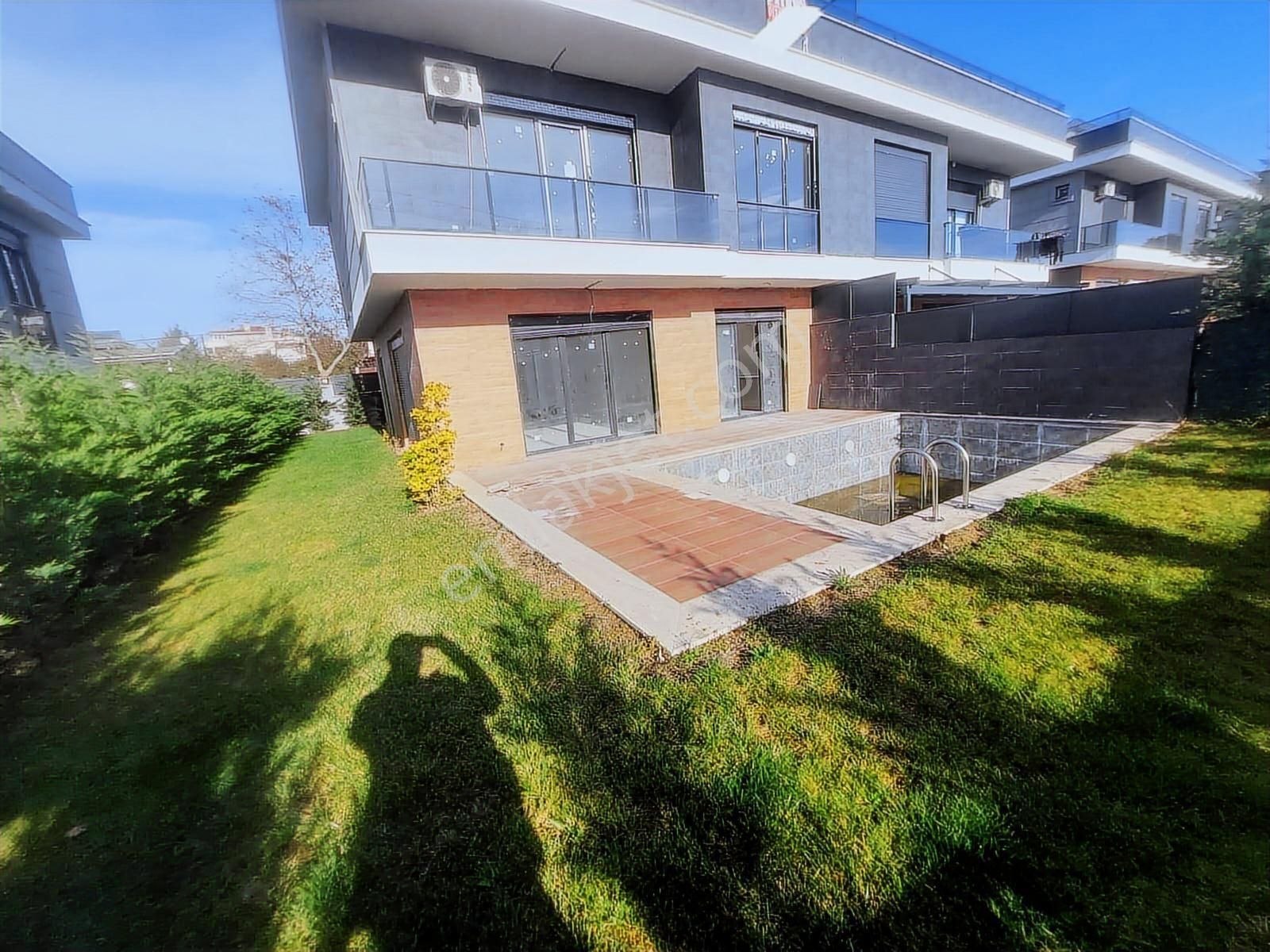 Beylikdüzü Dereağzında Satılık 5+1 Villa