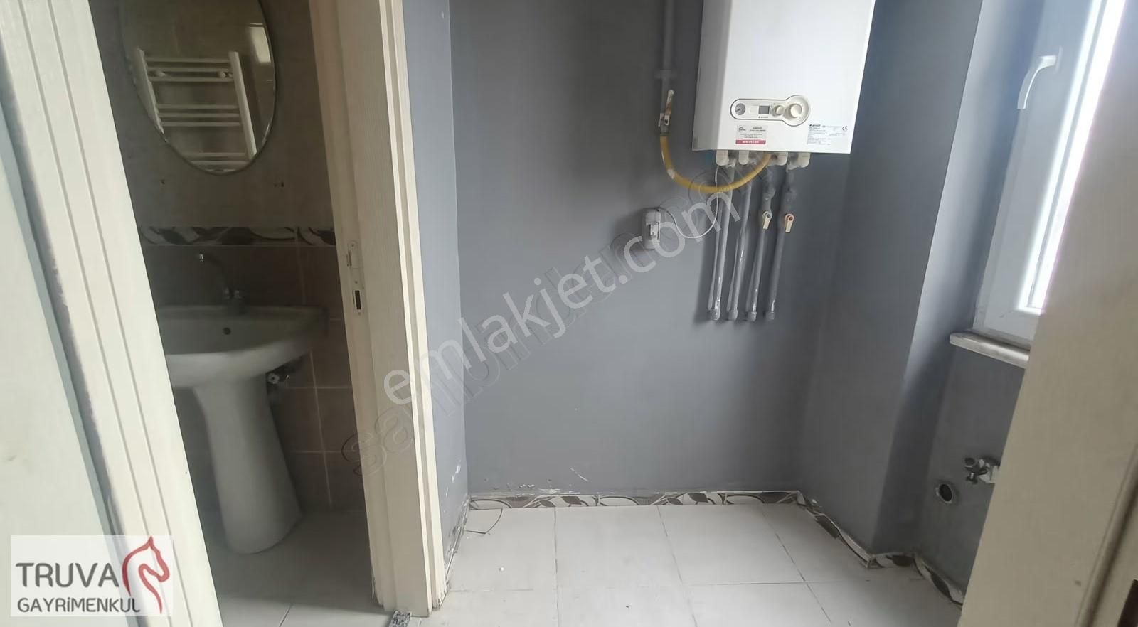 Kurtköy Merkezde Fırsat Yatırımlık Boş İki Daire, Bir Dükkan