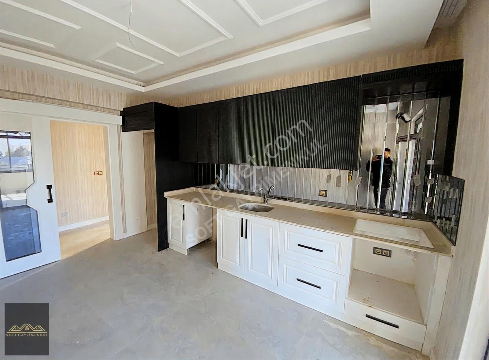 Soft'tan Karacaahmet'te Cadde Üstü Cam Balkonlu 2,5+1 Daire