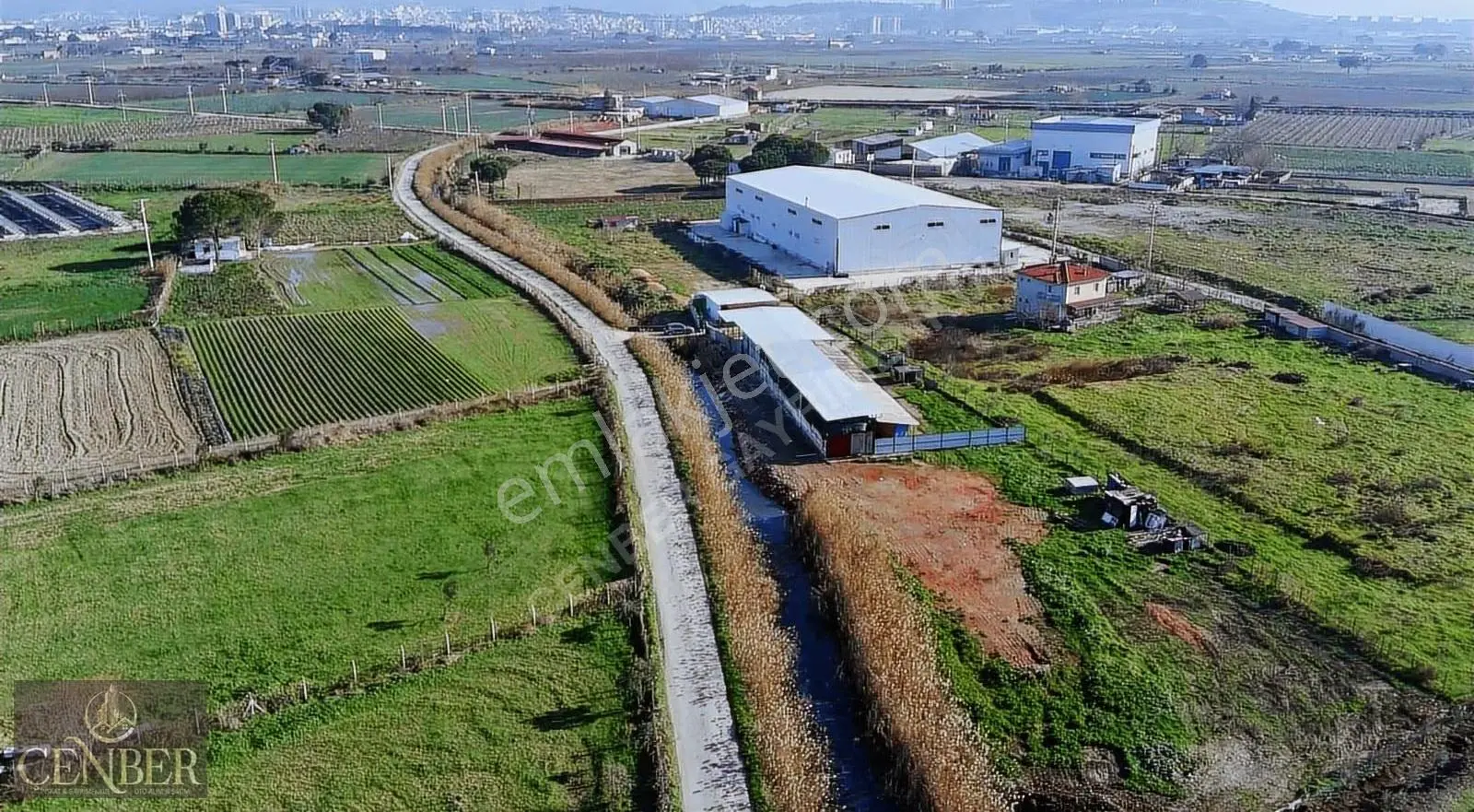 Ahırlı Geniş Arazide Satılık Çiftlik