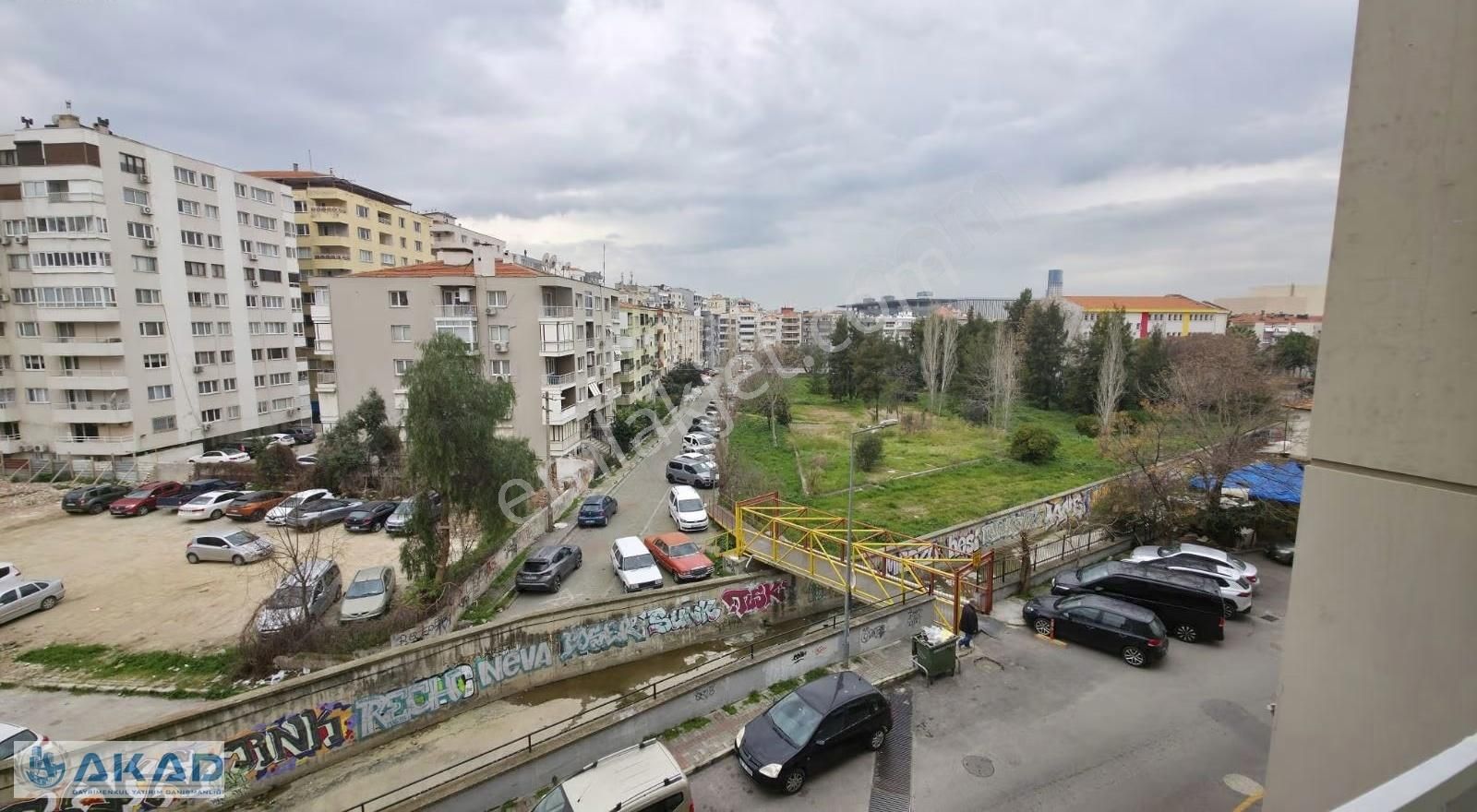 Akad'dan Güzelyalı 168 Metrekare Asansör Otopark Ara Kat Köşe..