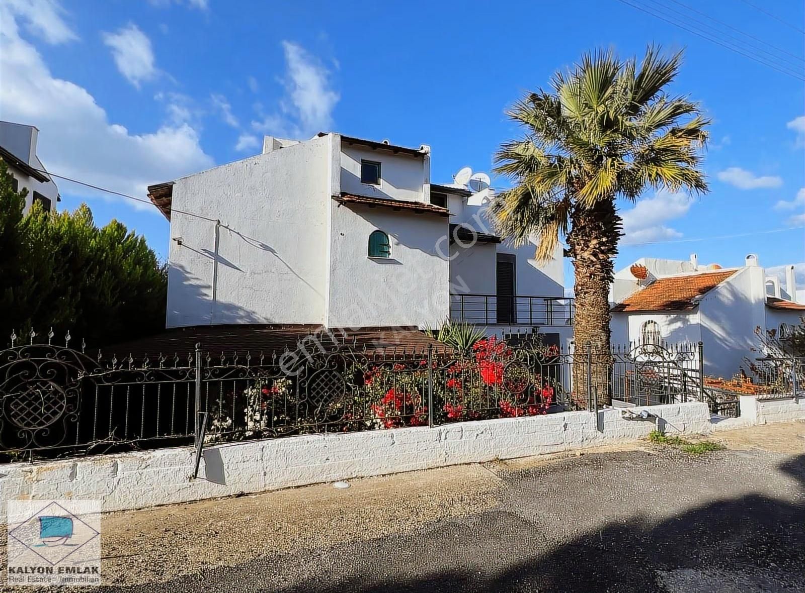 Ildırı Körfez Sitesi'nde Panoramik Deniz Manzaralı Triplex Villa