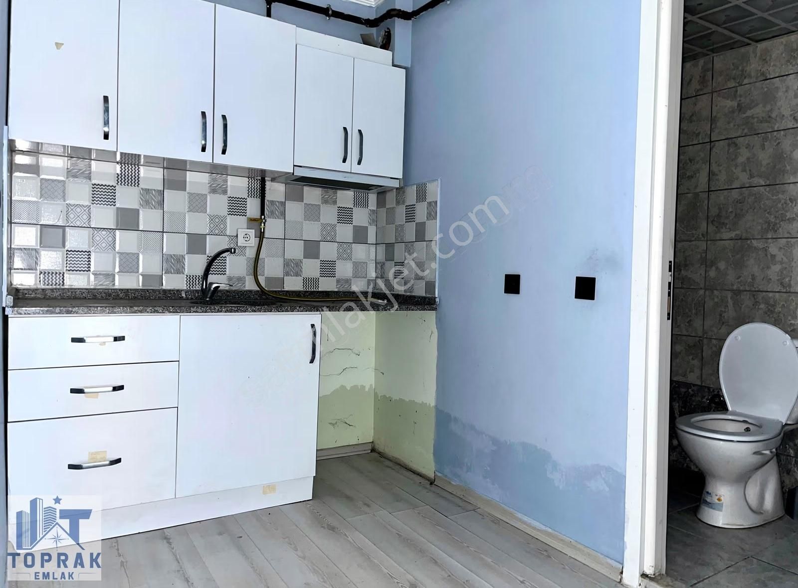 Toprak Emlaktan Cuma Pazarı Ve Aü Cuma Kapısı Yakını Kiralık 1+1 - Görsel 8