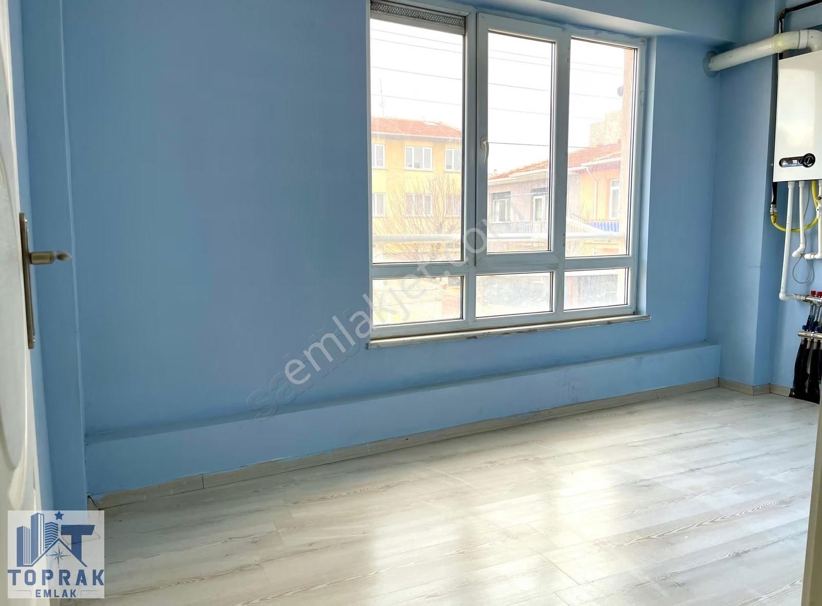 Toprak Emlaktan Cuma Pazarı Ve Aü Cuma Kapısı Yakını Kiralık 1+1