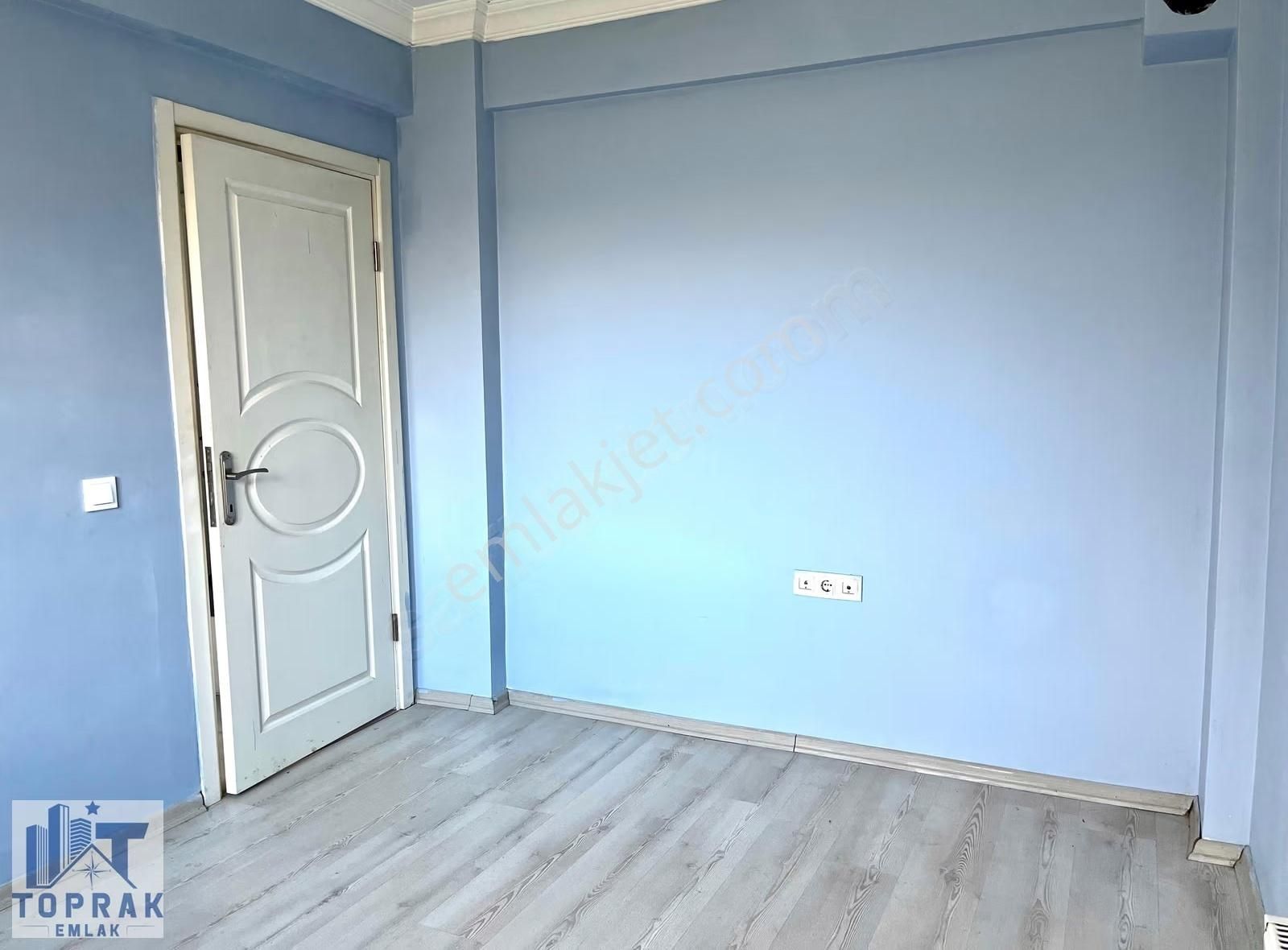 Toprak Emlaktan Cuma Pazarı Ve Aü Cuma Kapısı Yakını Kiralık 1+1 - Görsel 3