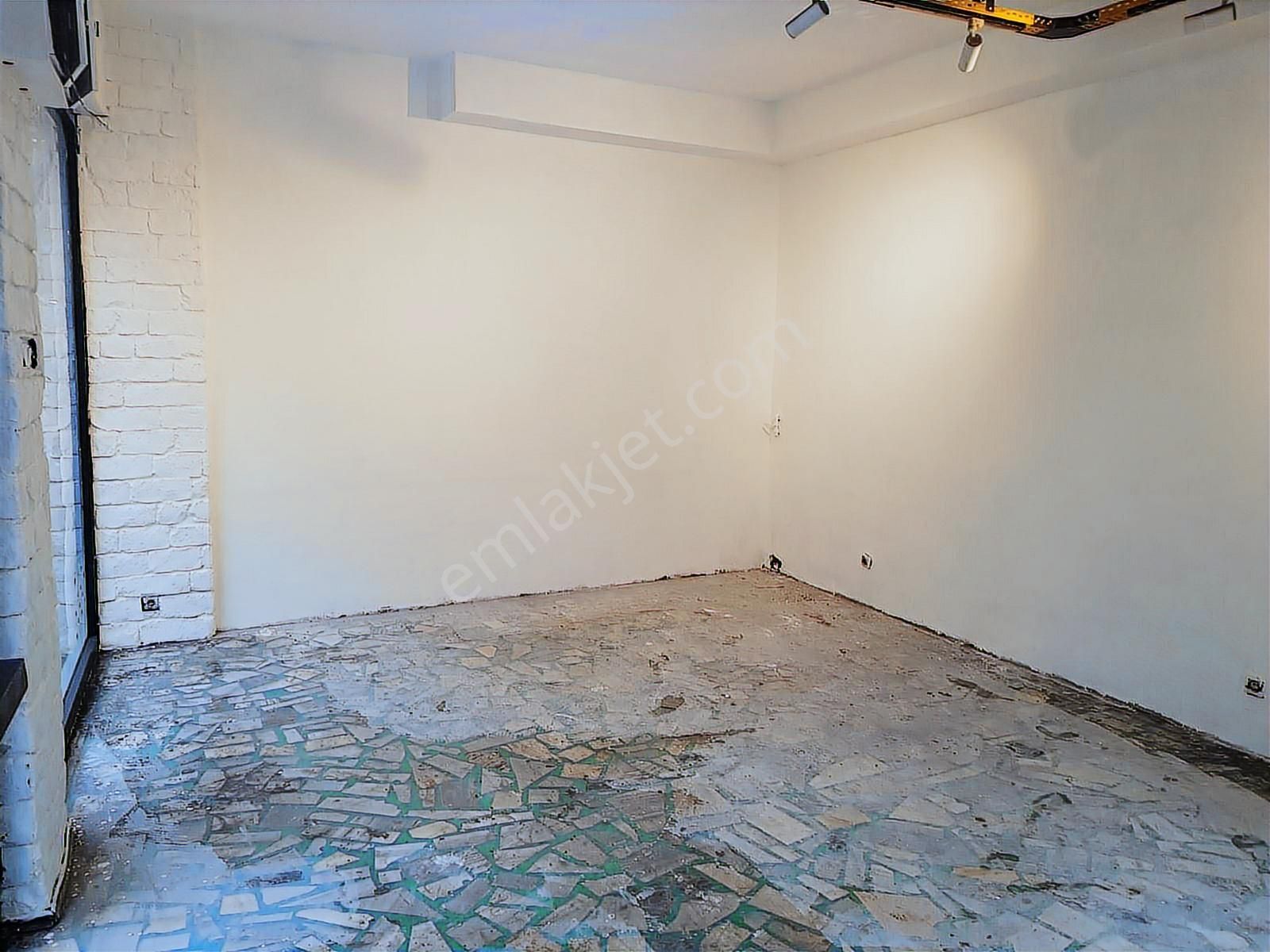 Şehrin Merkezinde Ana Caddesi Üzerinde Köşe Mağaza - Görsel 3