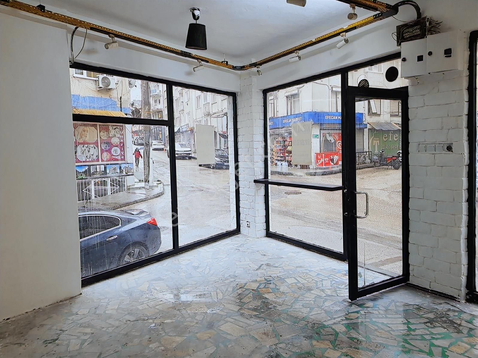 Şehrin Merkezinde Ana Caddesi Üzerinde Köşe Mağaza - Görsel 26