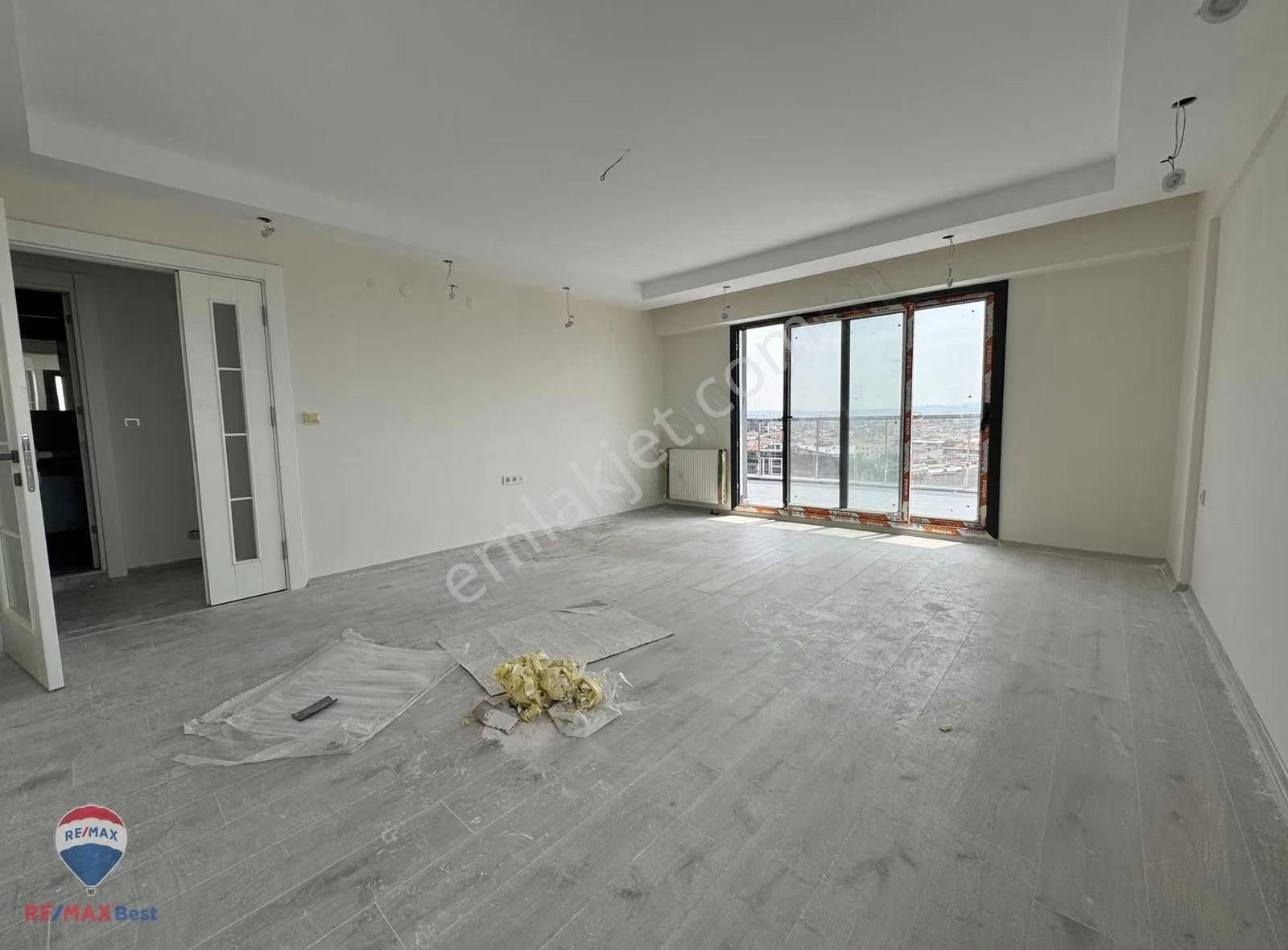 Hakan Büyük"ten Ordu Bulvar Üstü Fore Kazıklı Bina Önü Açık 3+1