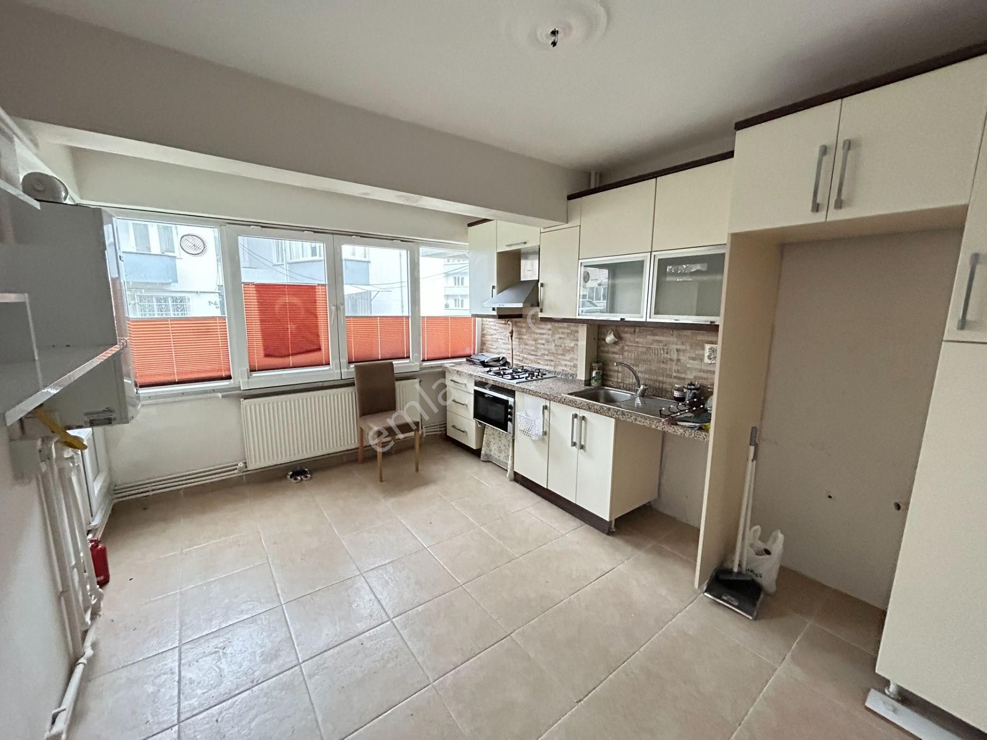 Cihan Emlaktan Kiralık Paşabayırda Ana Cadde Üzeri Otoparklı 2+1 Daire