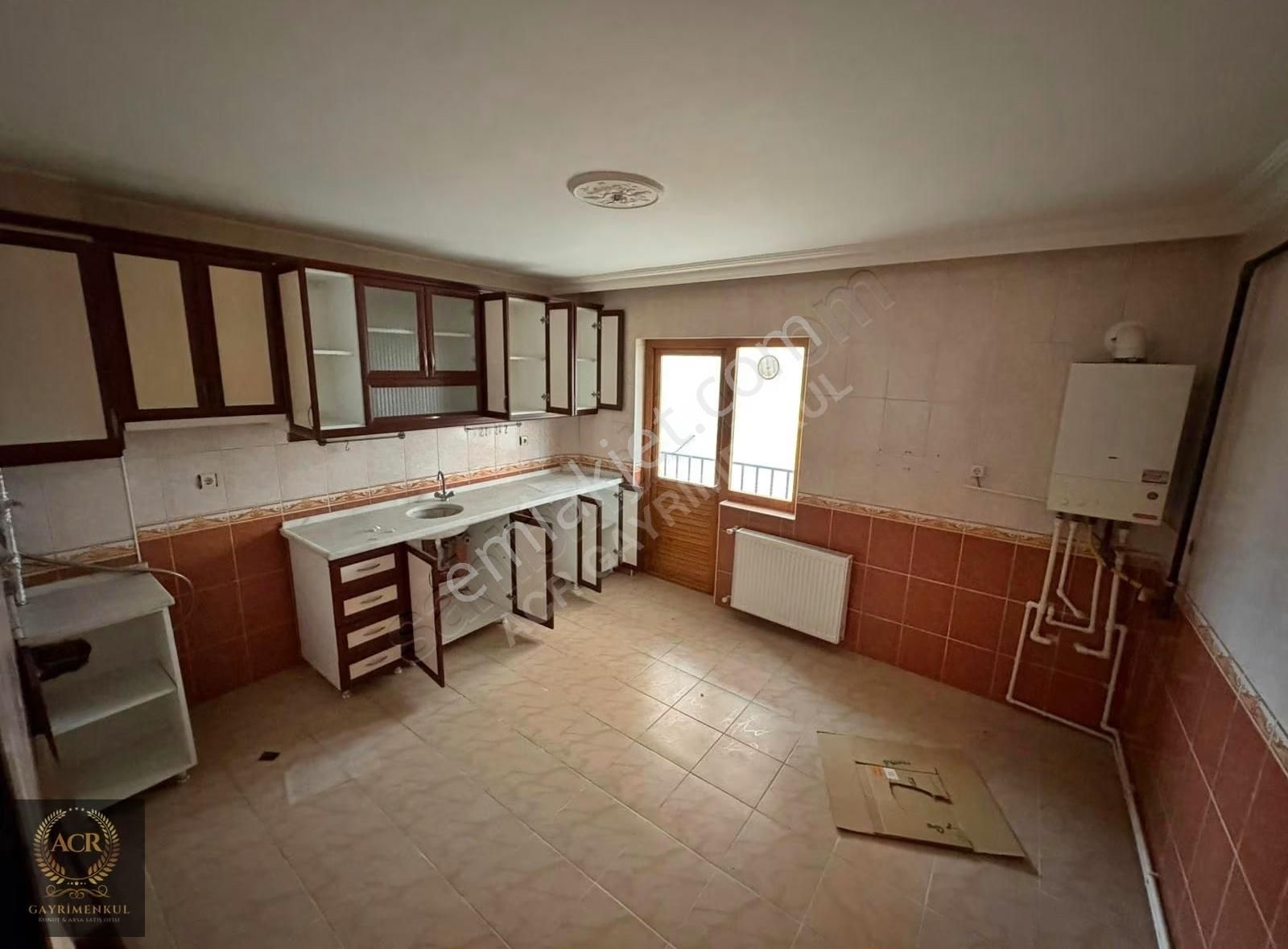 Acr'den Salı Pazarı Yakını Geniş M2 Giyinme Odalı 3.5+1 Daire - Görsel 2