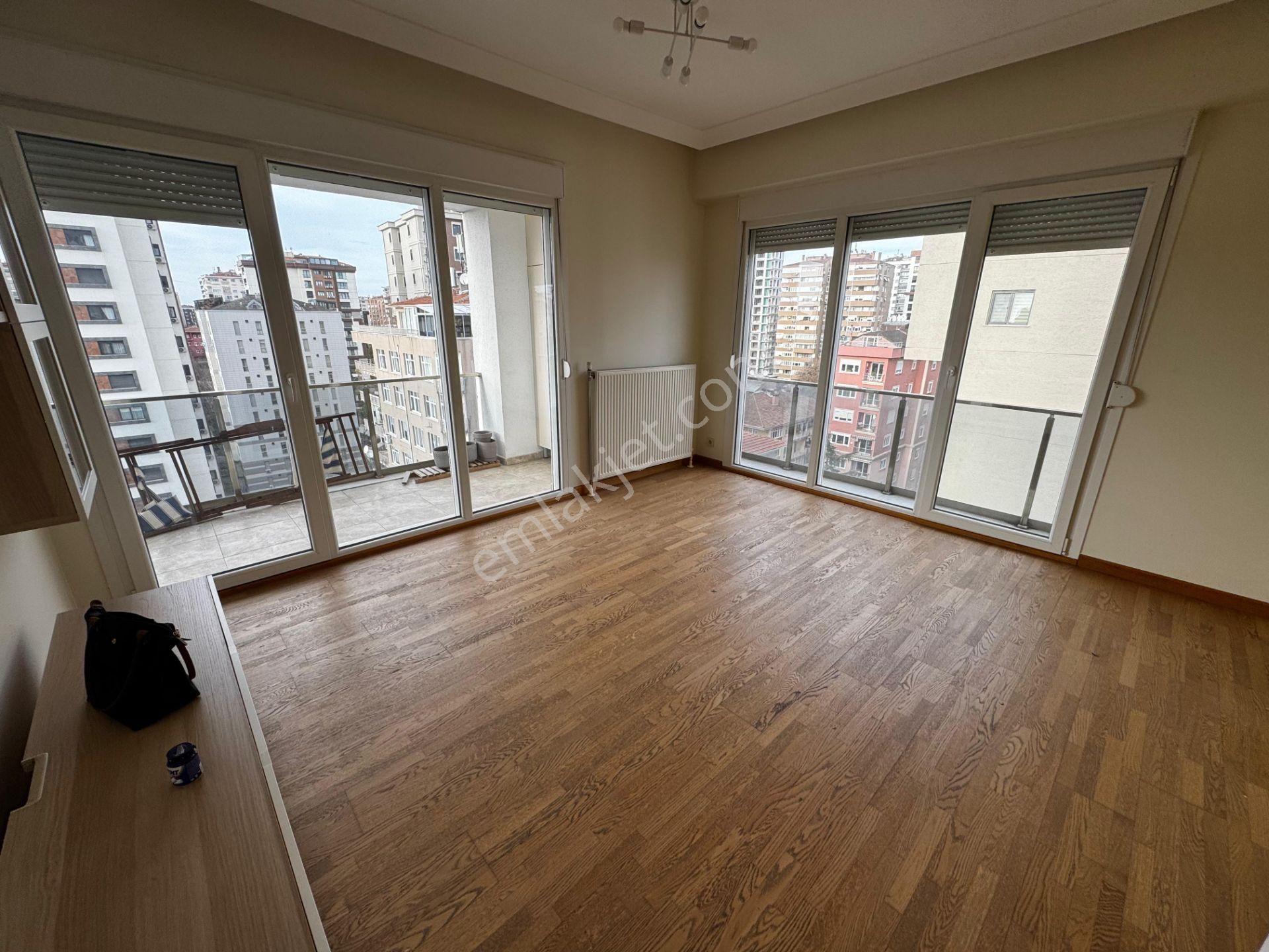 Ömerpaşa Da 10 Yıllık Havuzlu 80m2 Net İki Balkonlu 2+1 Boş İstanbul Kadıköy