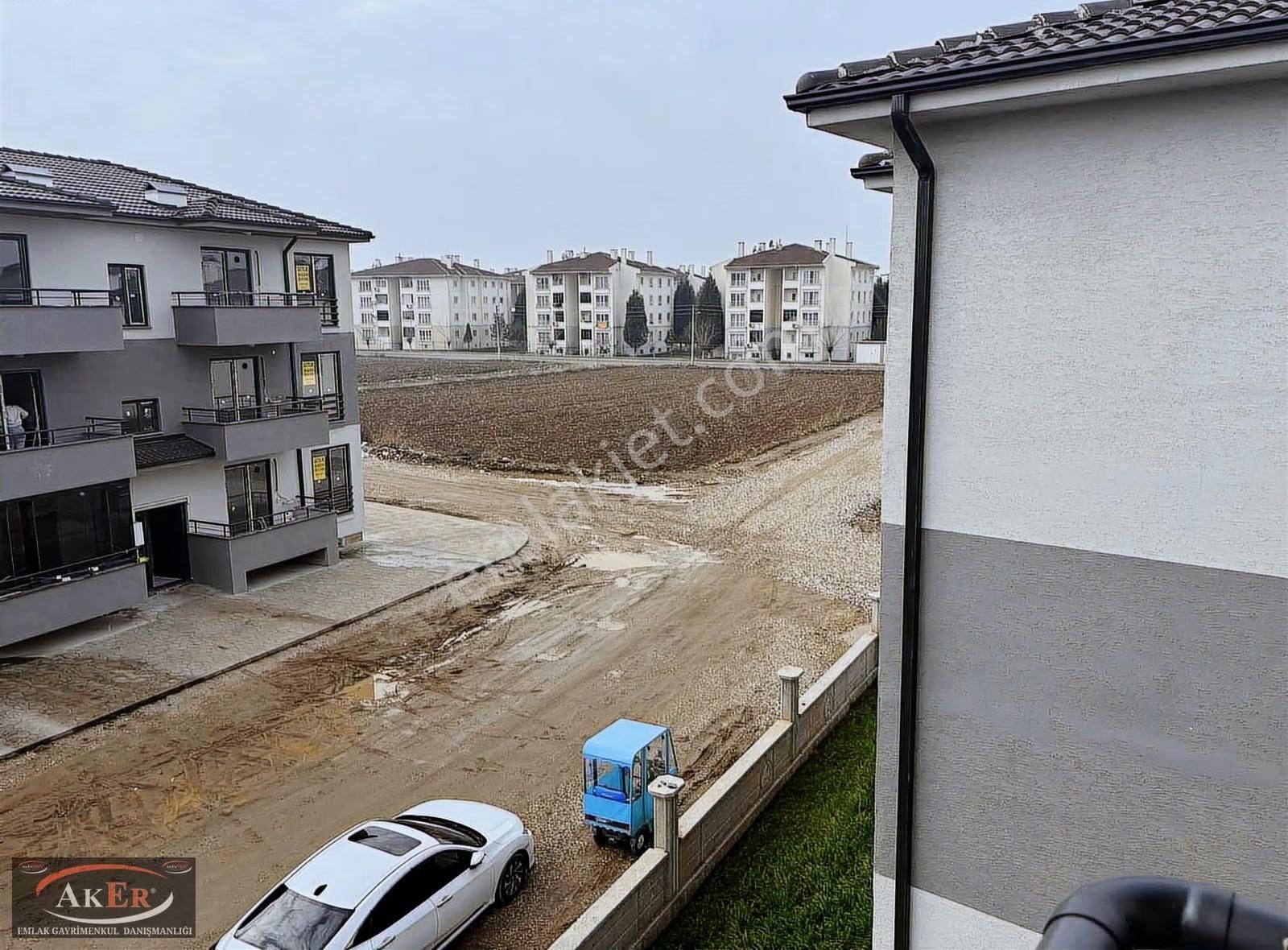 Ömerciklerde 2+1 İskanlı 3. Kat Ön Cephe Satılık Daire - Görsel 4