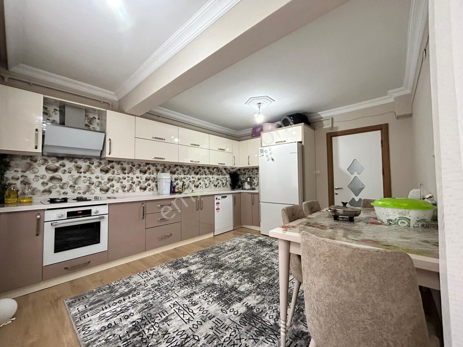 Yüksel'den Kadıköy'de Kapalı Mutfak Çift Banyo Çift Balkon 3+1 Satılık Daire