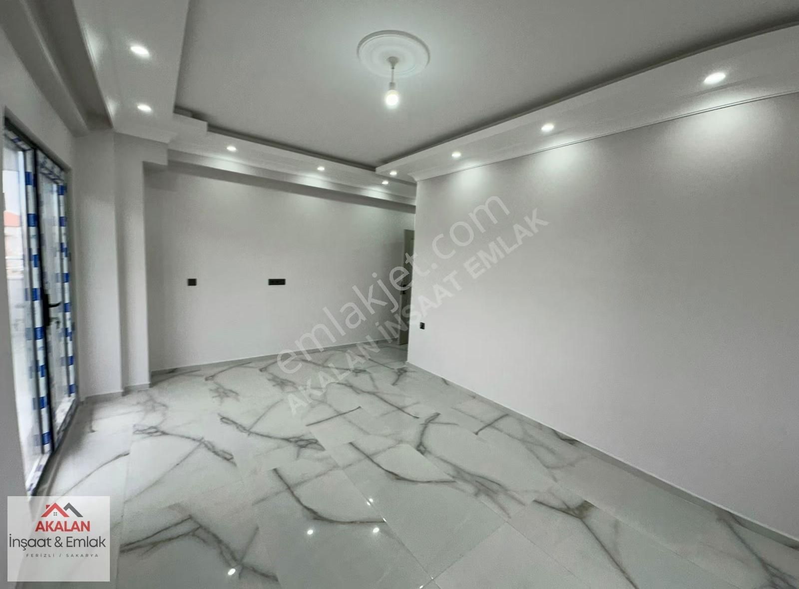 Ferizli Merkez'de Sıfır Binada Ara Kat Asansörlü 2+1 Kiralık