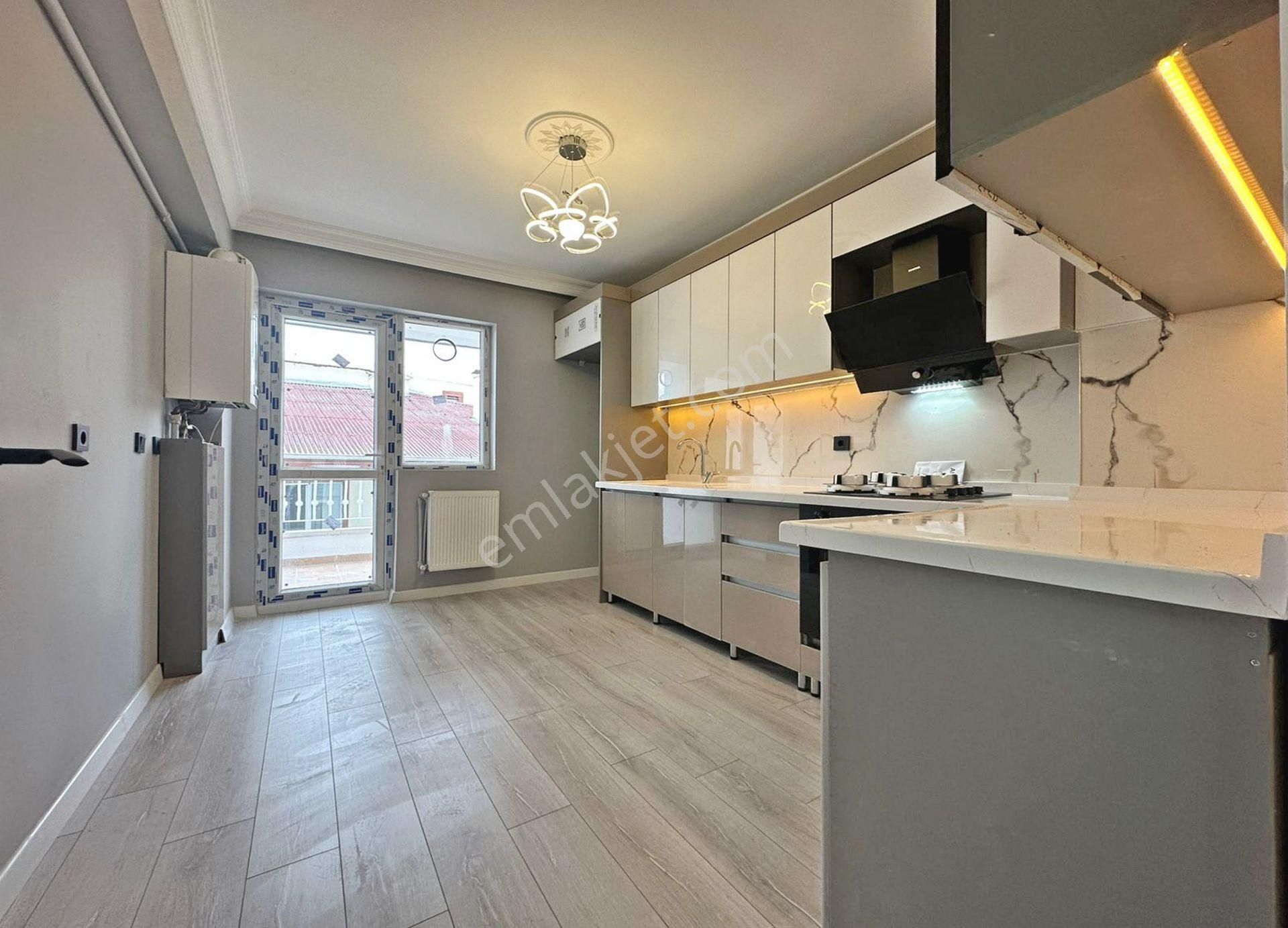 Demircilerde Full + Full Yapılı Altında 3 Kat Var Kiralık 3+1