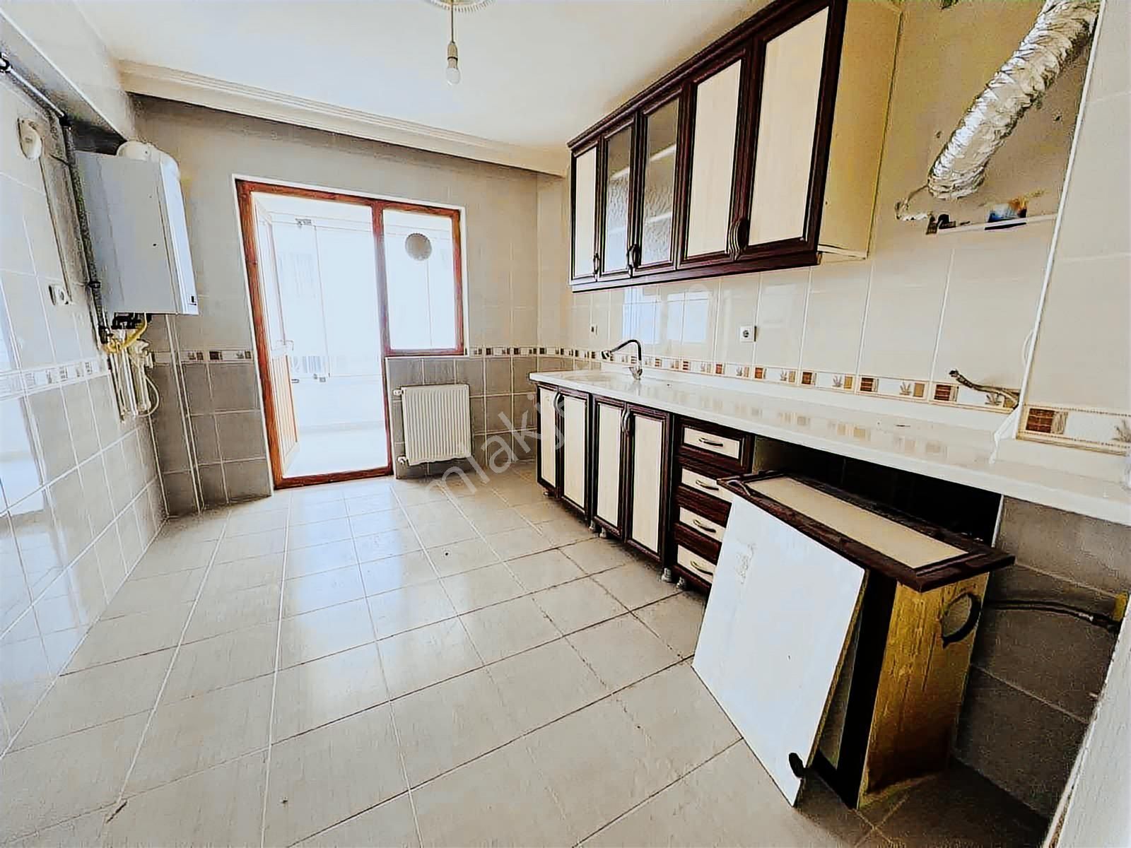 Şentürk Gayrimenkul'den**kat Konumunda**altı Daire**3+1