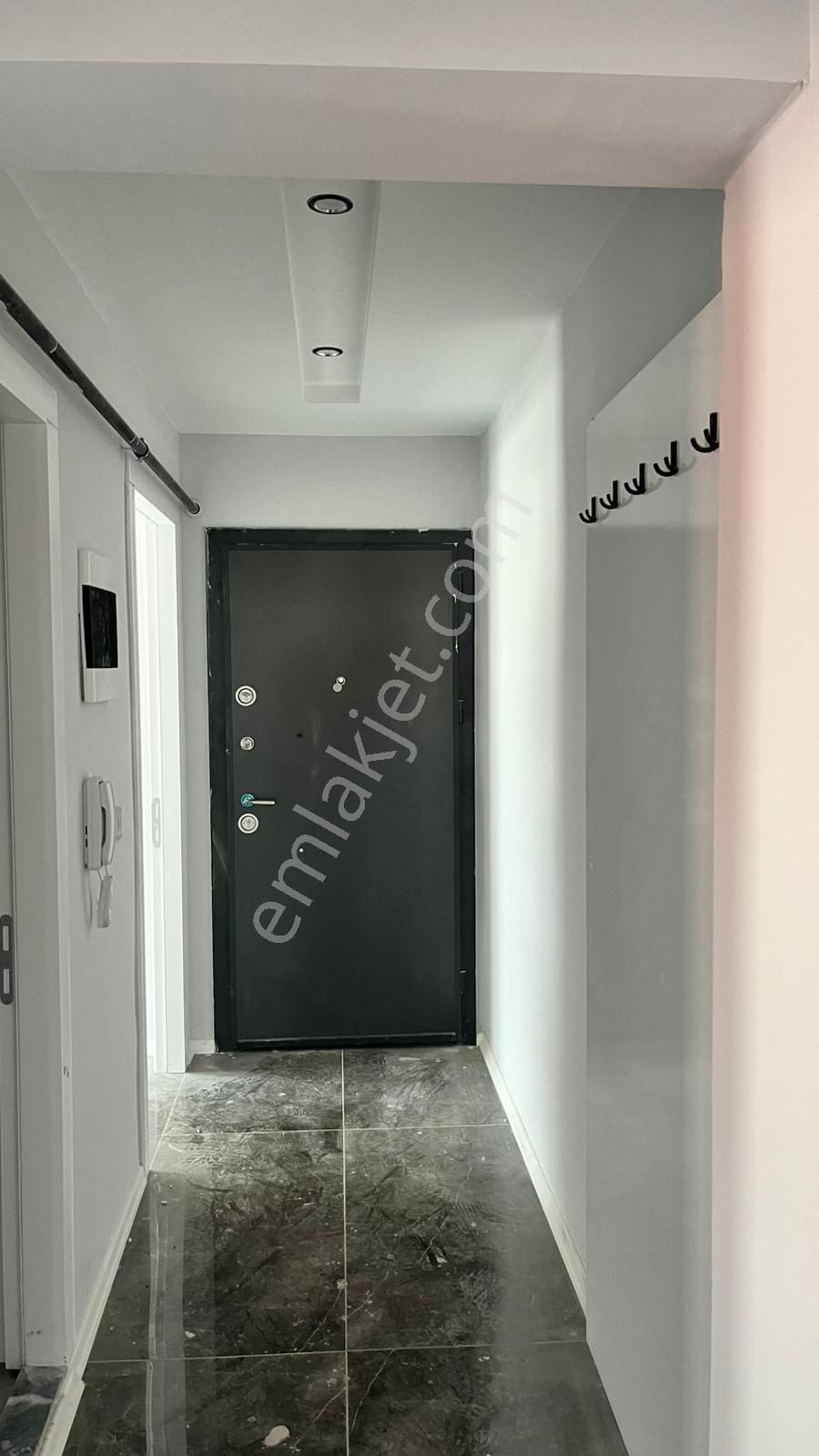 İlbadı Mahallesinde Cadde Üzerinde 3 Katlı Binanın 3.katı Daire Satılıktır - Görsel 2