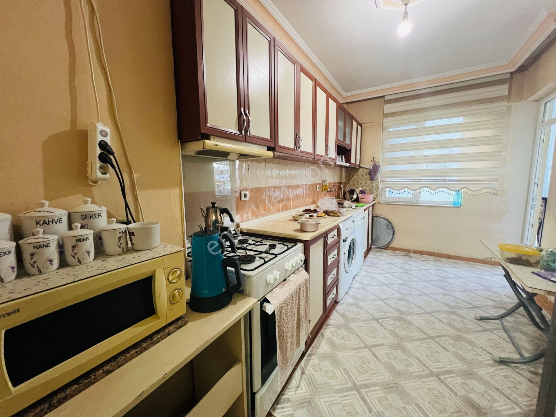 Konuksever 'de Cadde Yakını 3+1 Arakat