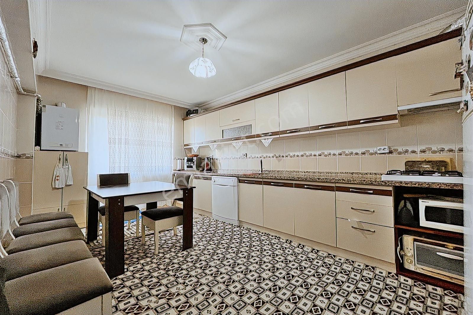 Karşıyaka'da 3.5+1 Ara Katta Ebeveyn Banyolu Kök Tapulu Daire