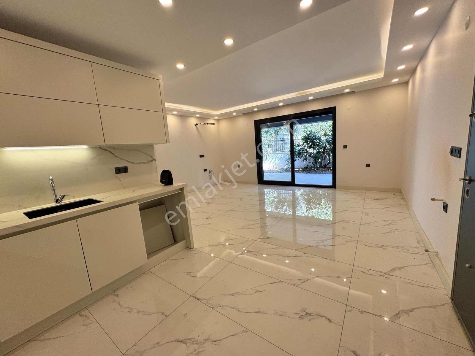 Çarşı İçinde & Deniz Tarafında 3+1 Lüks Villa