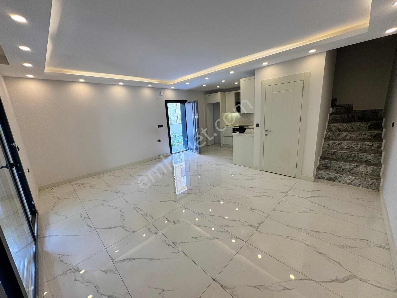 Çarşı İçinde & Deniz Tarafında 3+1 Lüks Villa - Görsel 3