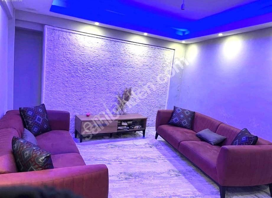 Kuşadası İkiçeşmelik’te Yenilenmiş Merkezi Konumda Satılık 2+1!