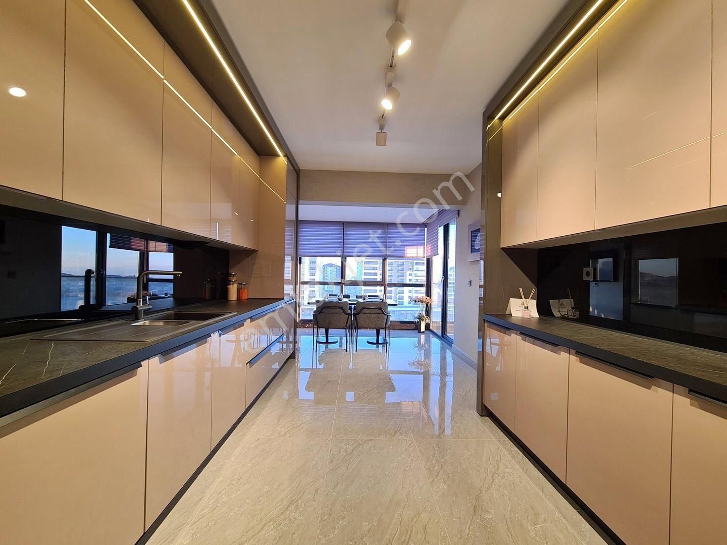 Pursaklar Mehmet Zengin Emlak'tan Kapalı Havuzlu Kapalı Otoparklı 7/24 Güvenliki 8.kat 4+1