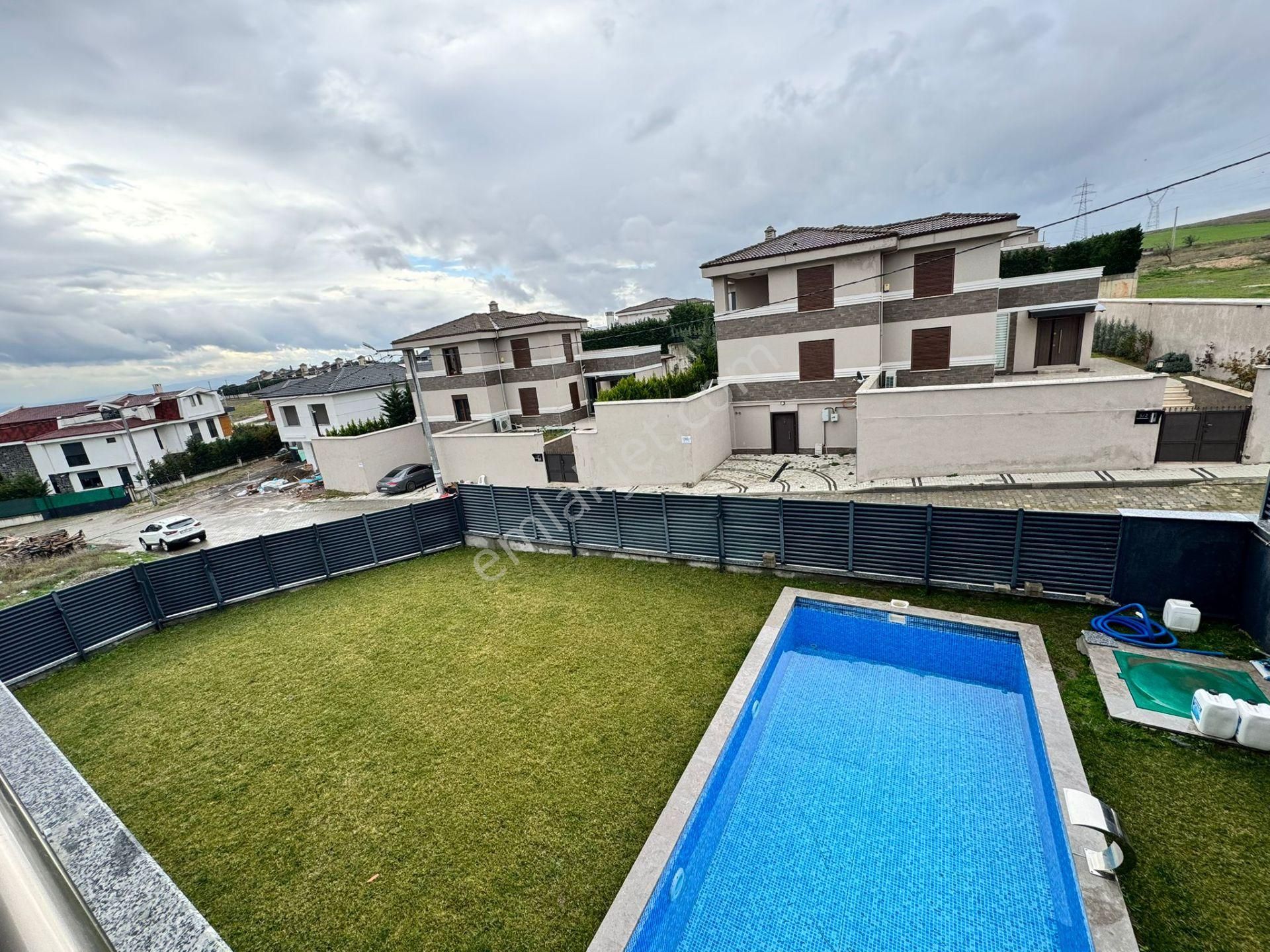 Remax Mid'den Satılık Havuzlu Villa /karesi Yeni Mahalle'de - Görsel 3