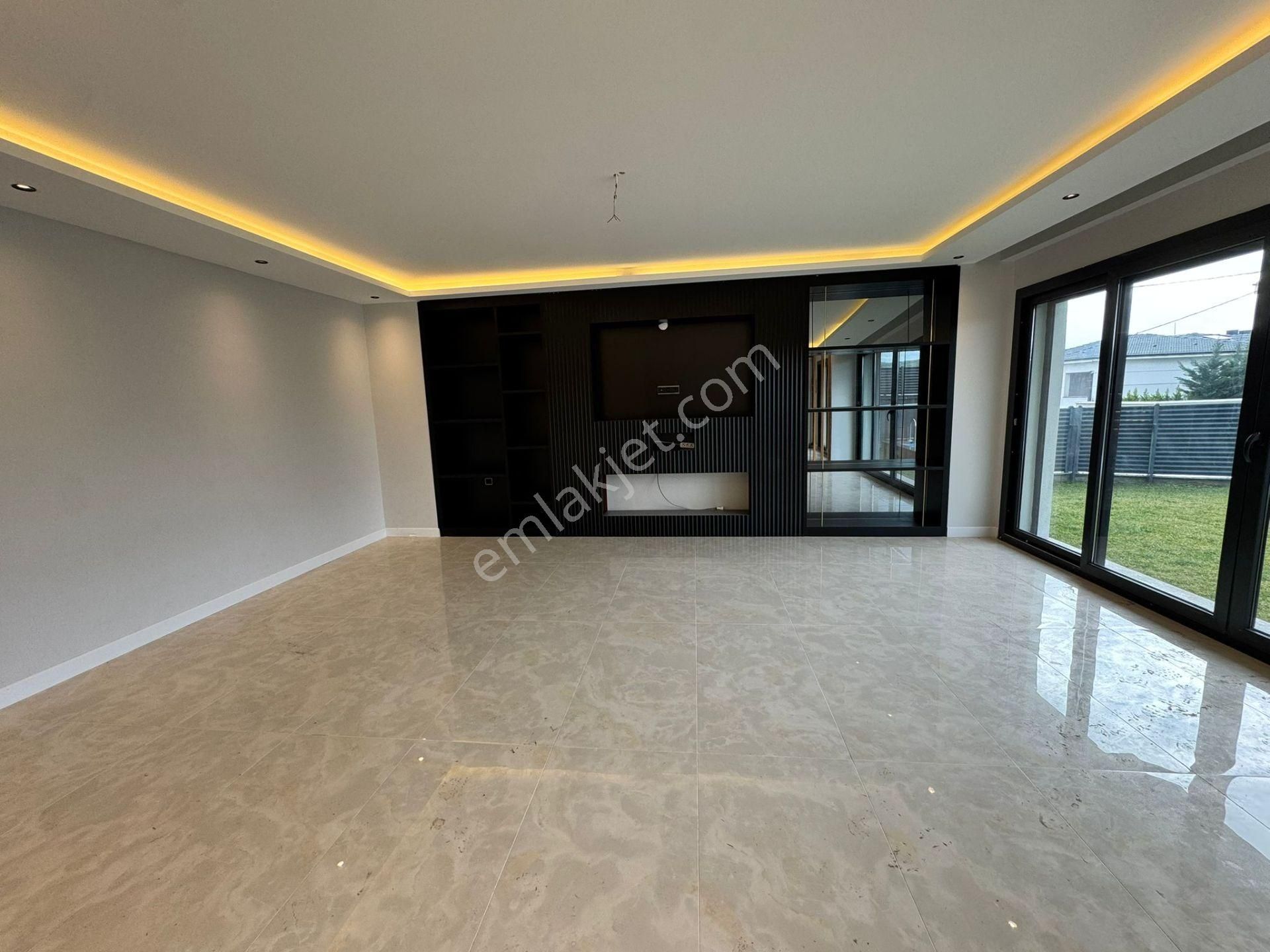 Remax Mid'den Satılık Havuzlu Villa /karesi Yeni Mahalle'de - Görsel 12