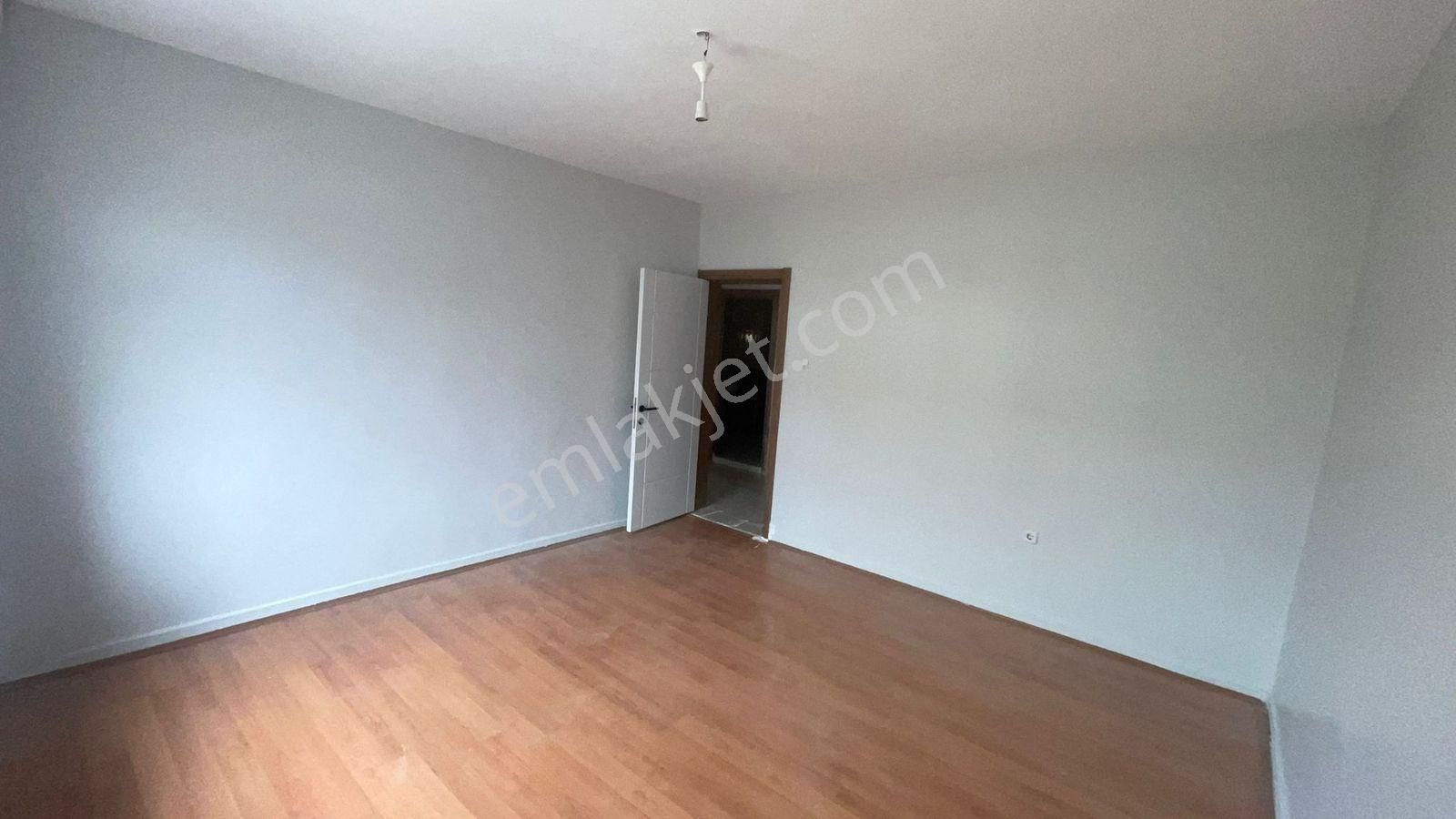 Aydınlıkevler Bahçivan Sokakta Güneş Alan 3+1 Kiralık Daire