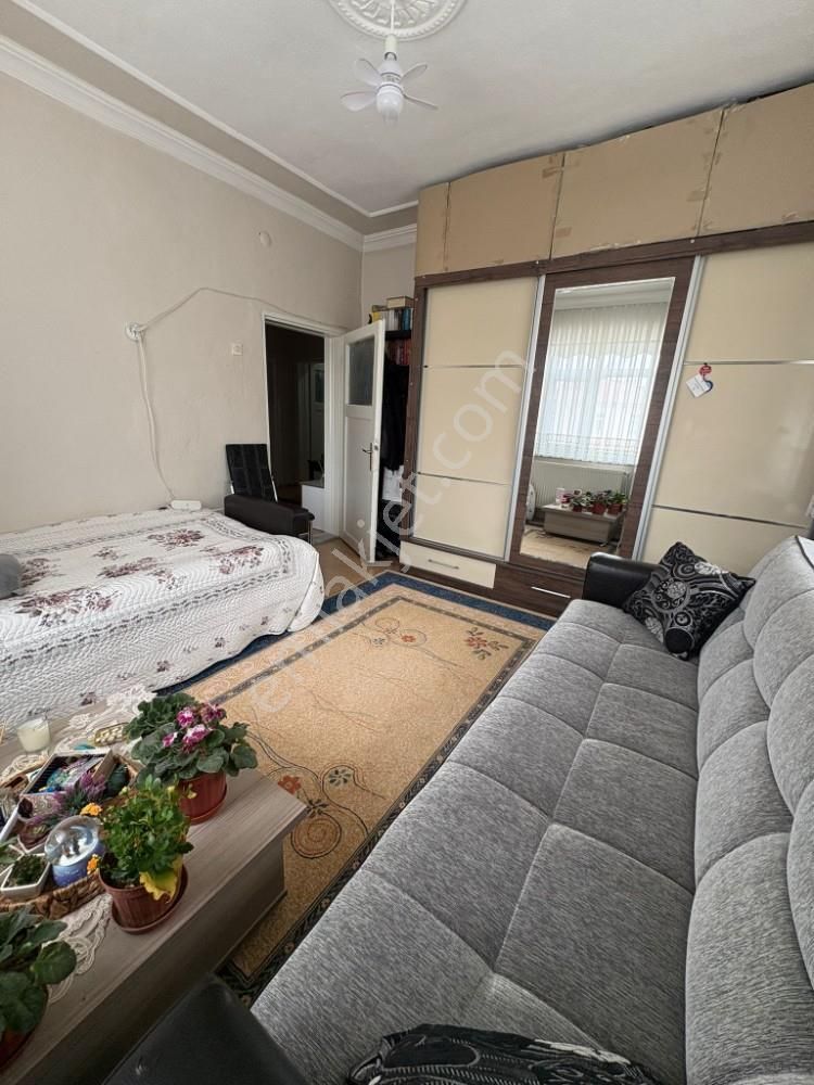 Bahçelievlerde Doğalgazlı Ful Yapılı Daire - Görsel 3