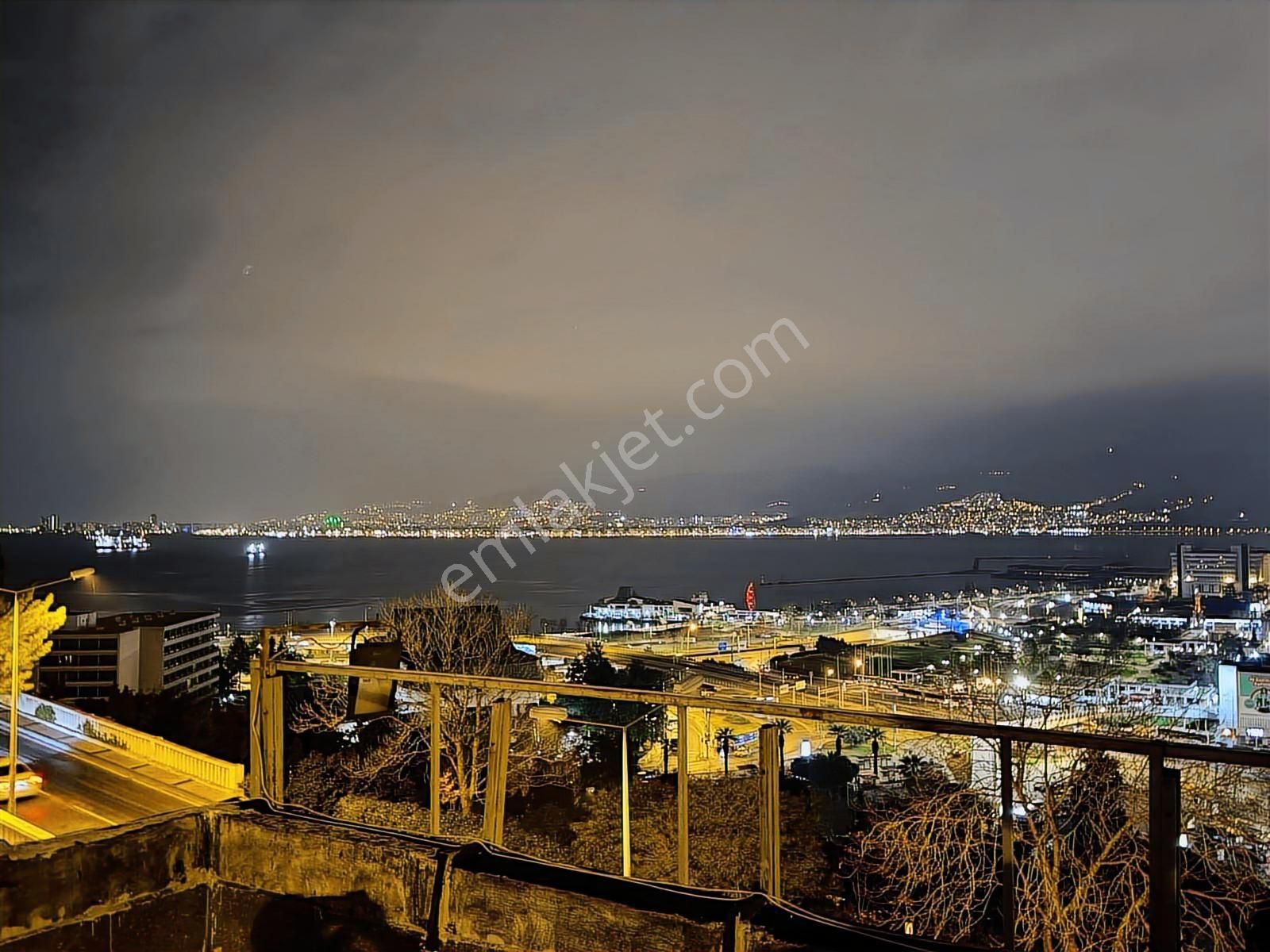 Konak'da Panoramik Körfez Manzaralı Teraslı 4+1 Daire - Görsel 28