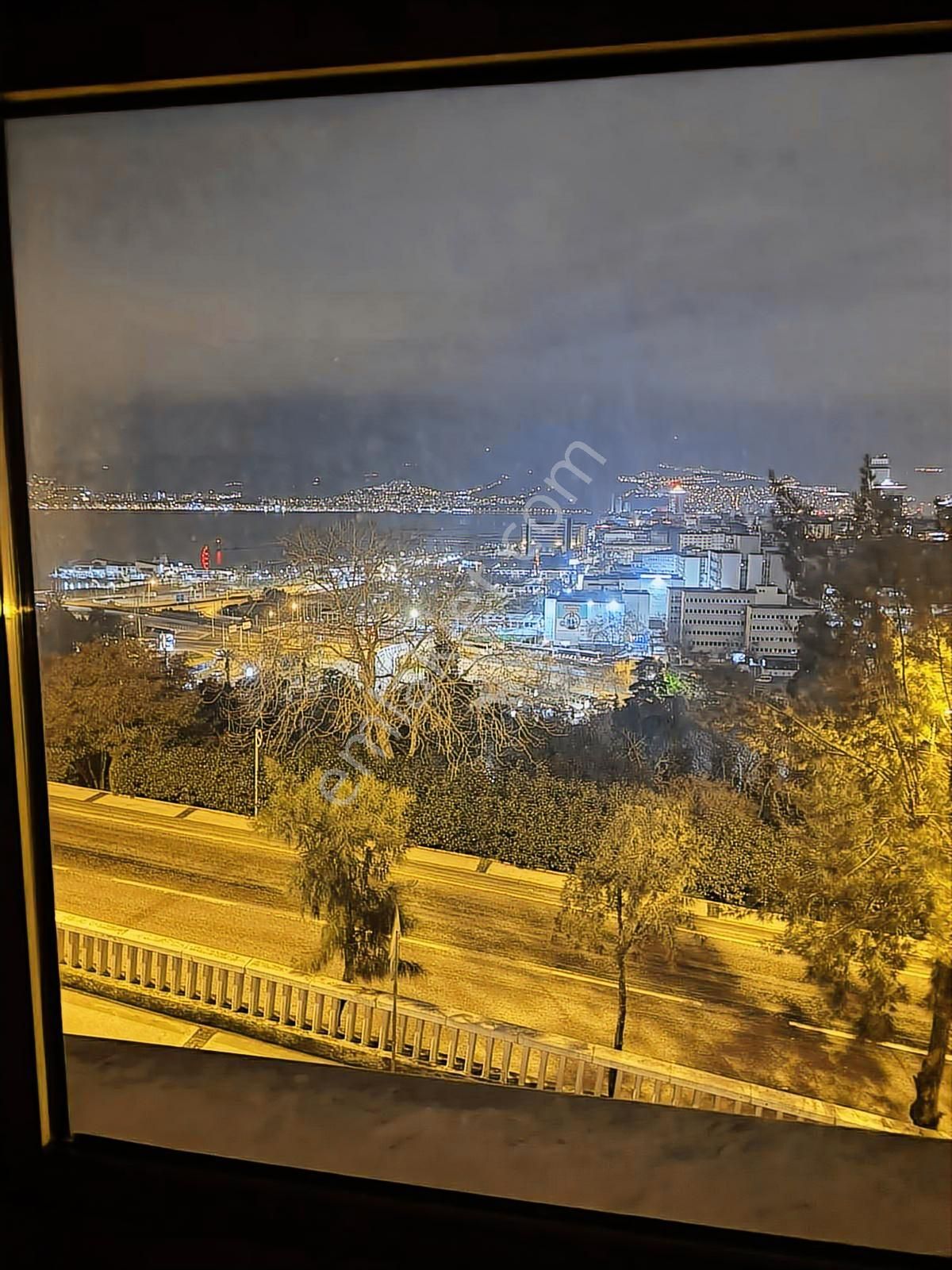 Konak'da Panoramik Körfez Manzaralı Teraslı 4+1 Daire - Görsel 11