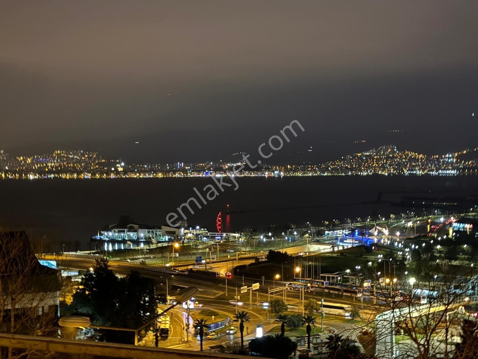 Konak'da Panoramik Körfez Manzaralı Teraslı 4+1 Daire