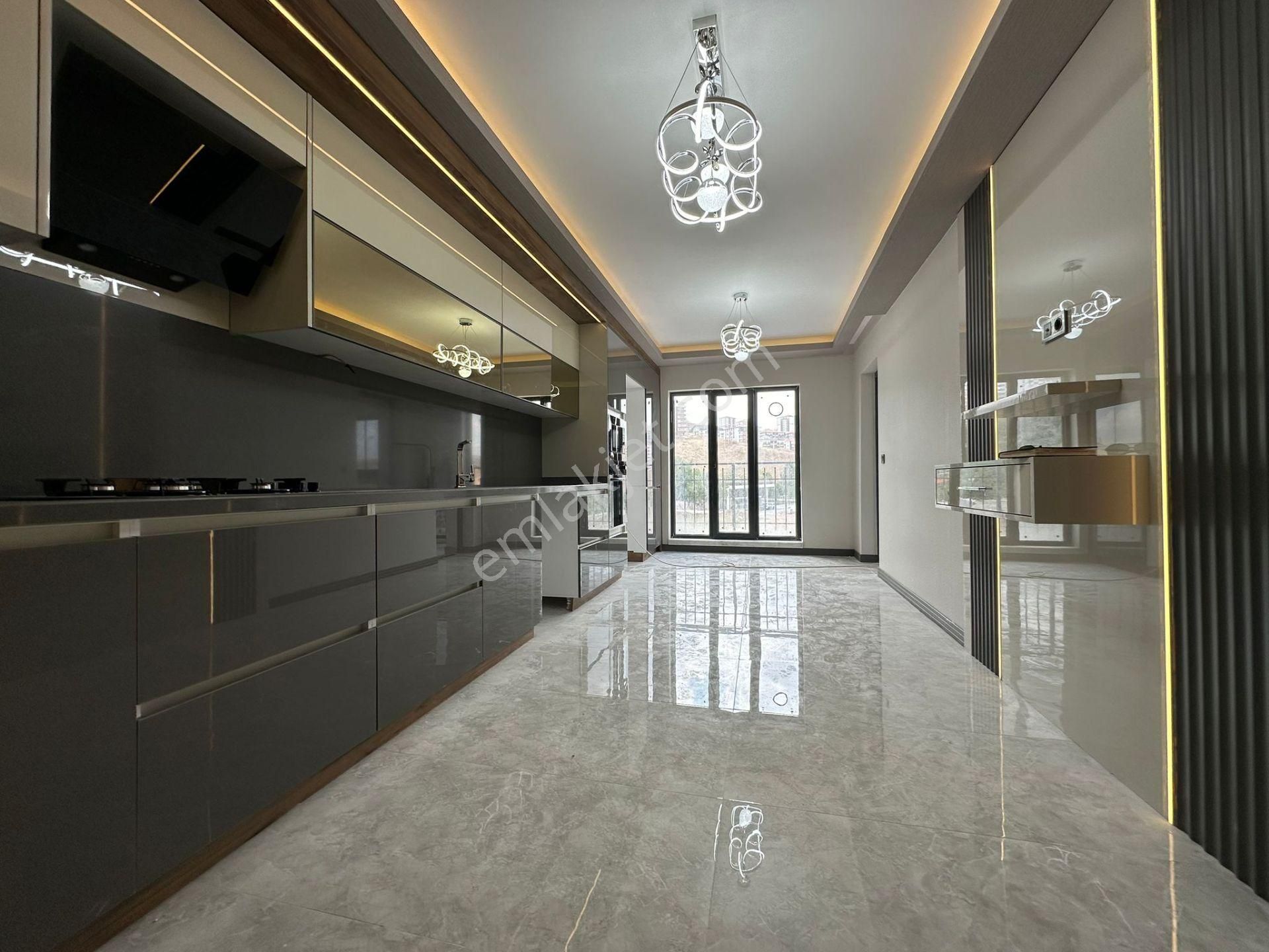 Pursaklar Mehmet Zengin Emlak'tan Protokol Yolu Yakını Çift Banyolu 4+1 14.kat Ultra Lüks Sitede