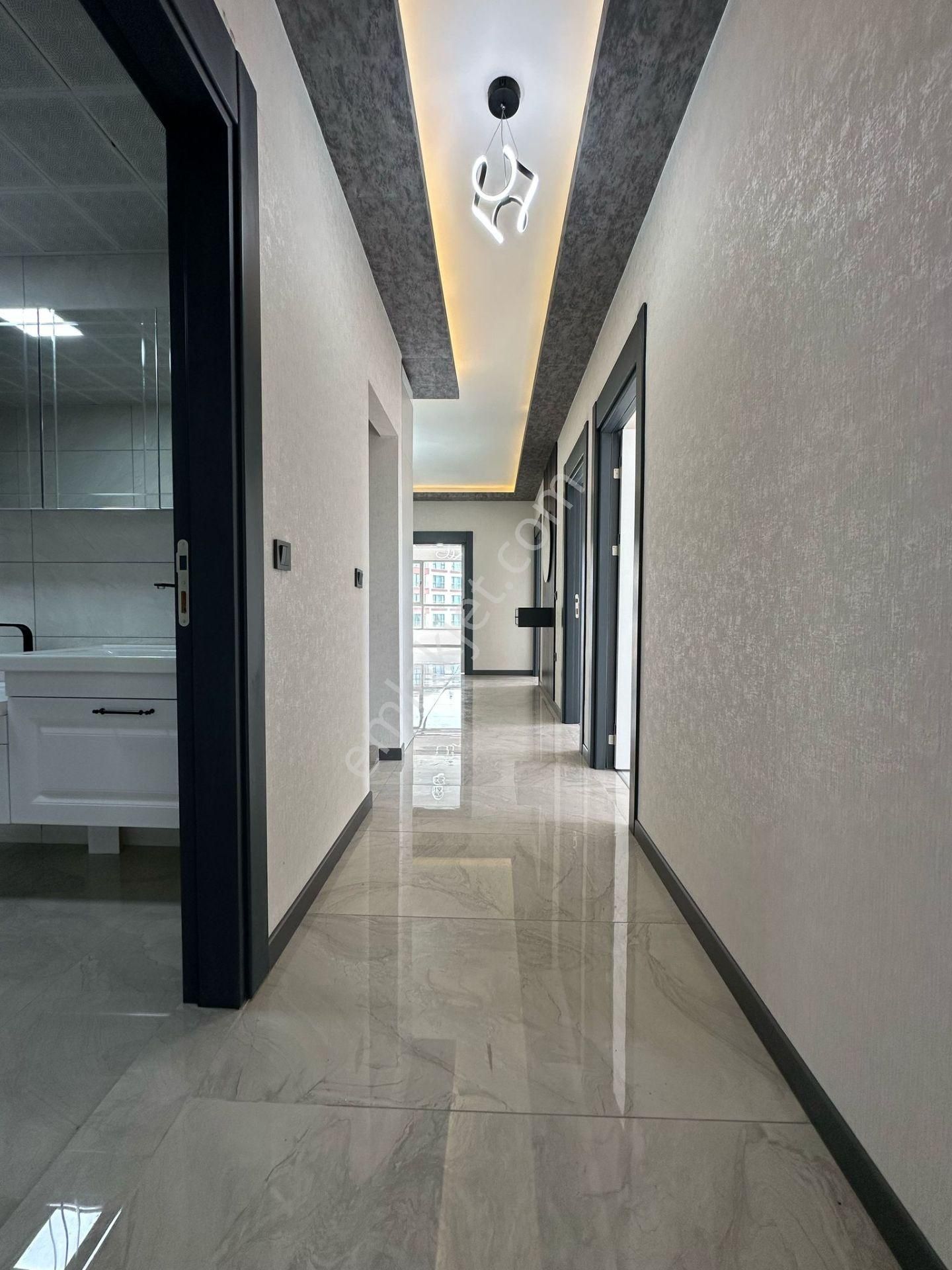 Pursaklar Mehmet Zengin Emlak'tan Kapalı Otoparklı Çift Banyolu 11.kat 4+1 Ultra Lüks Sitede - Görsel 18