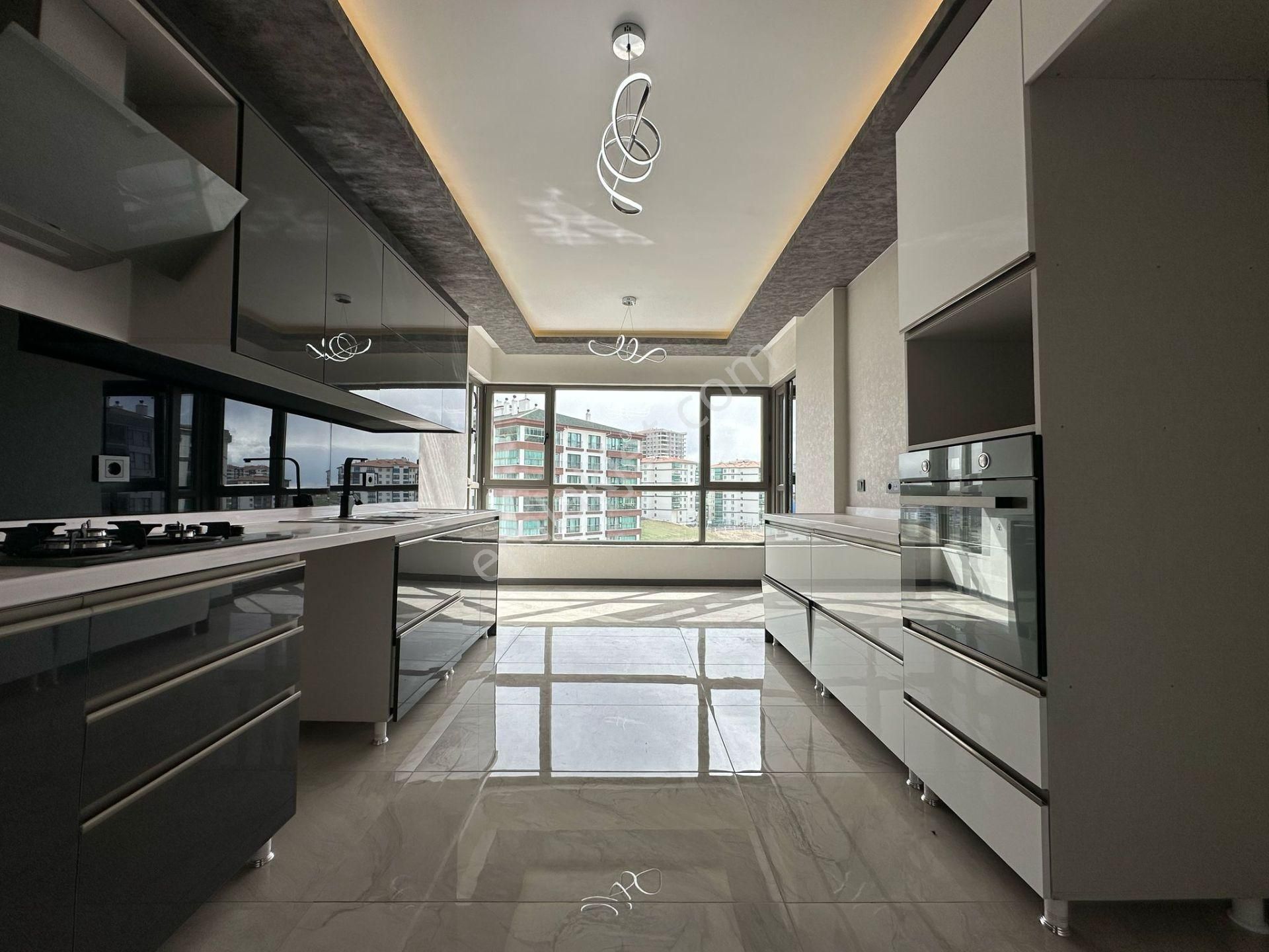 Pursaklar Mehmet Zengin Emlak'tan Kapalı Otoparklı Çift Banyolu 11.kat 4+1 Ultra Lüks Sitede