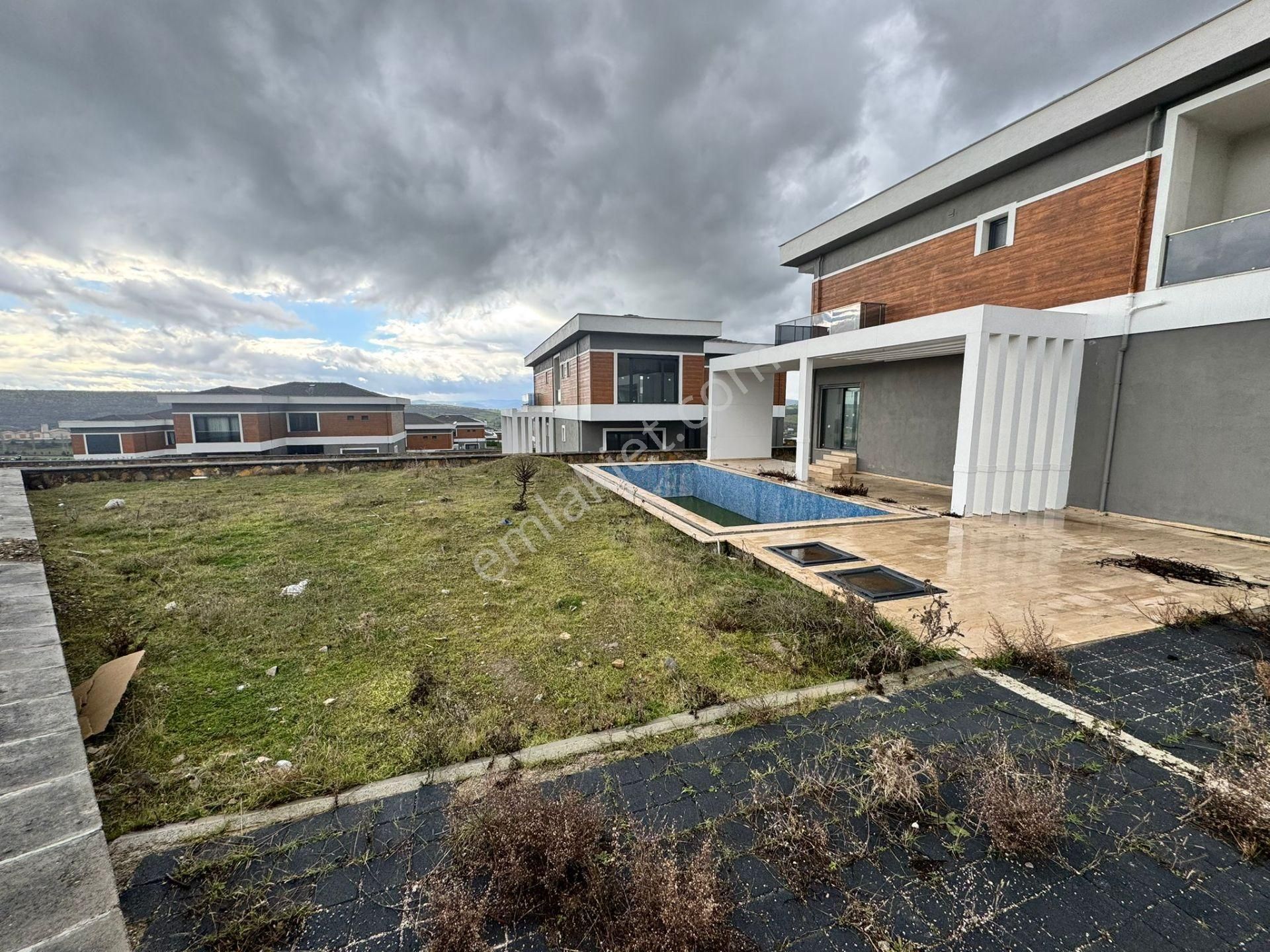 Remax Mid'den Satılık 1280 M2 Arsa Paylı Ve Tek Üç Cepheli Villa - Görsel 2
