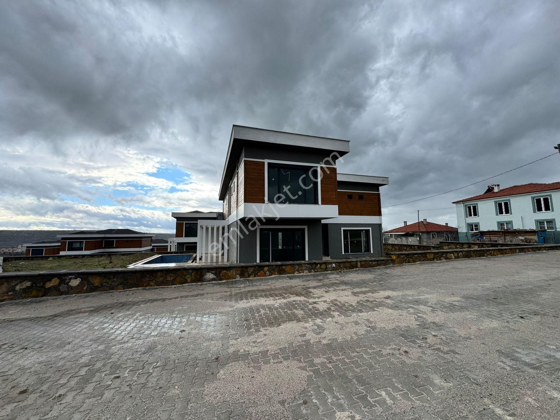 Remax Mid'den Satılık 1280 M2 Arsa Paylı Ve Tek Üç Cepheli Villa - Görsel 8