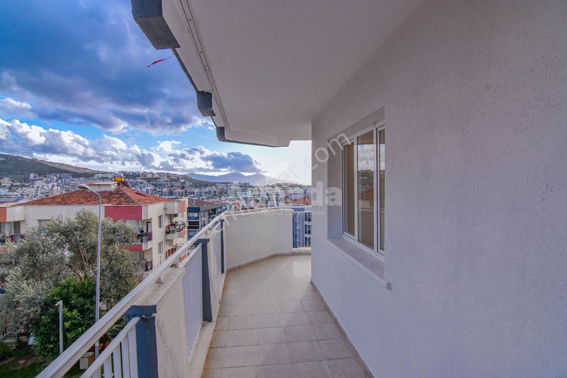 Kuşadası Ata Mahallesinin Nezih Sitesinde 3+1 Satılık Daire - Görsel 11