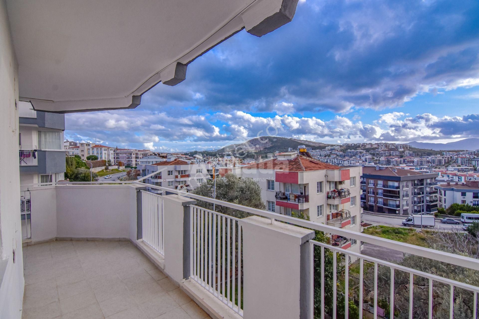 Kuşadası Ata Mahallesinin Nezih Sitesinde 3+1 Satılık Daire - Görsel 8