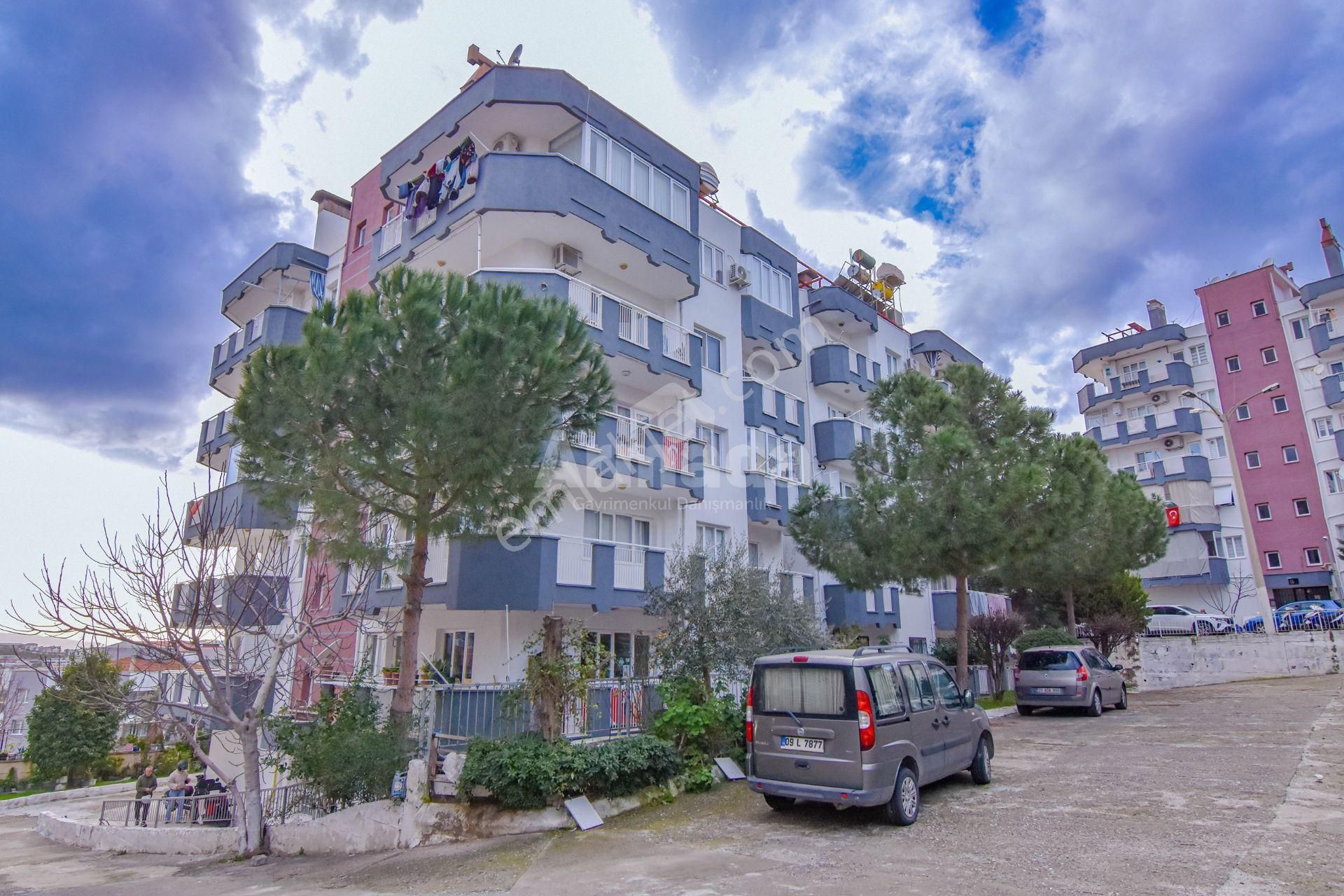 Kuşadası Ata Mahallesinin Nezih Sitesinde 3+1 Satılık Daire