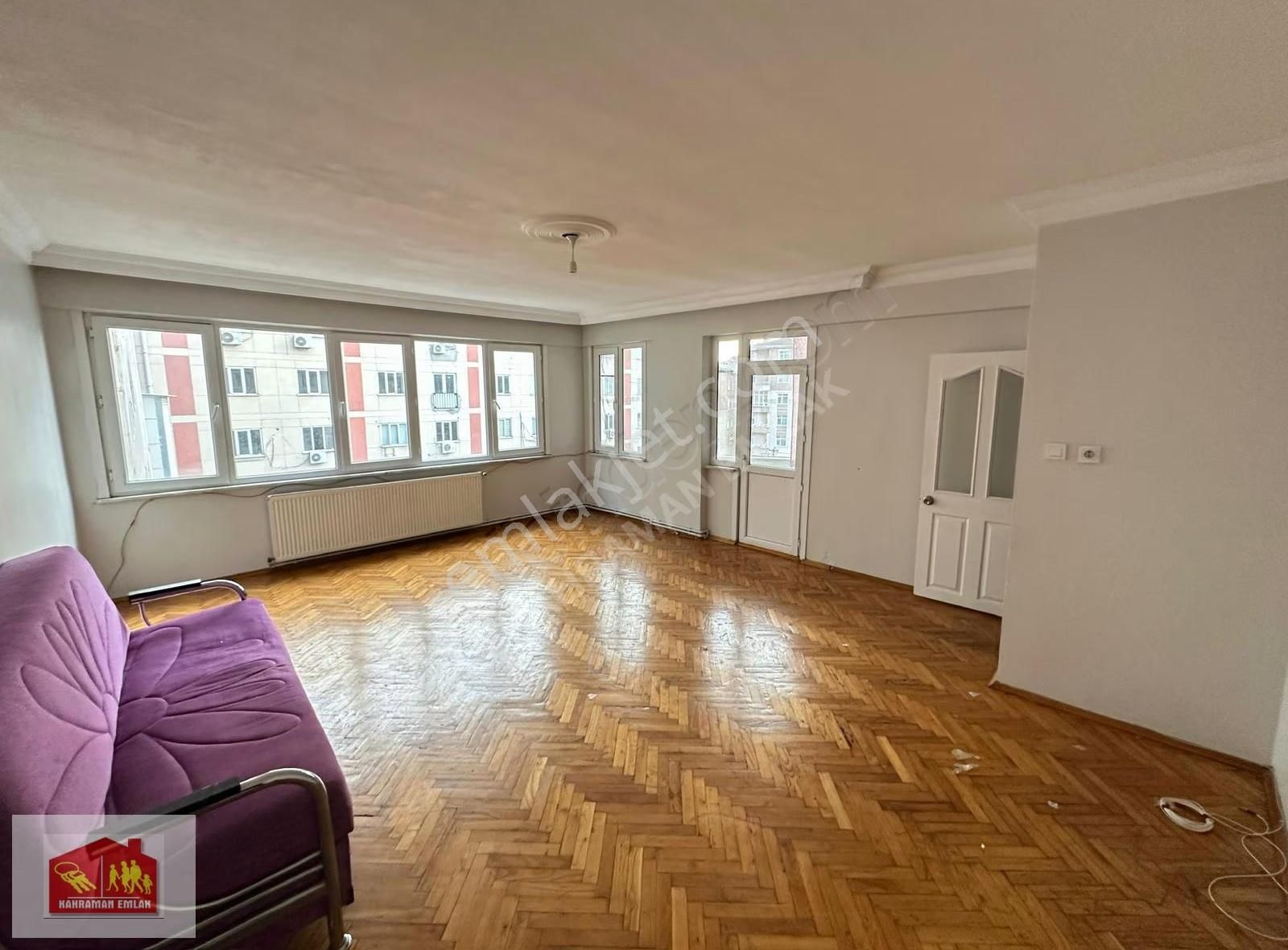 Kaynarca'da E5'e Çarşıya Çok Yakın Ara Katta 2+1 Daire